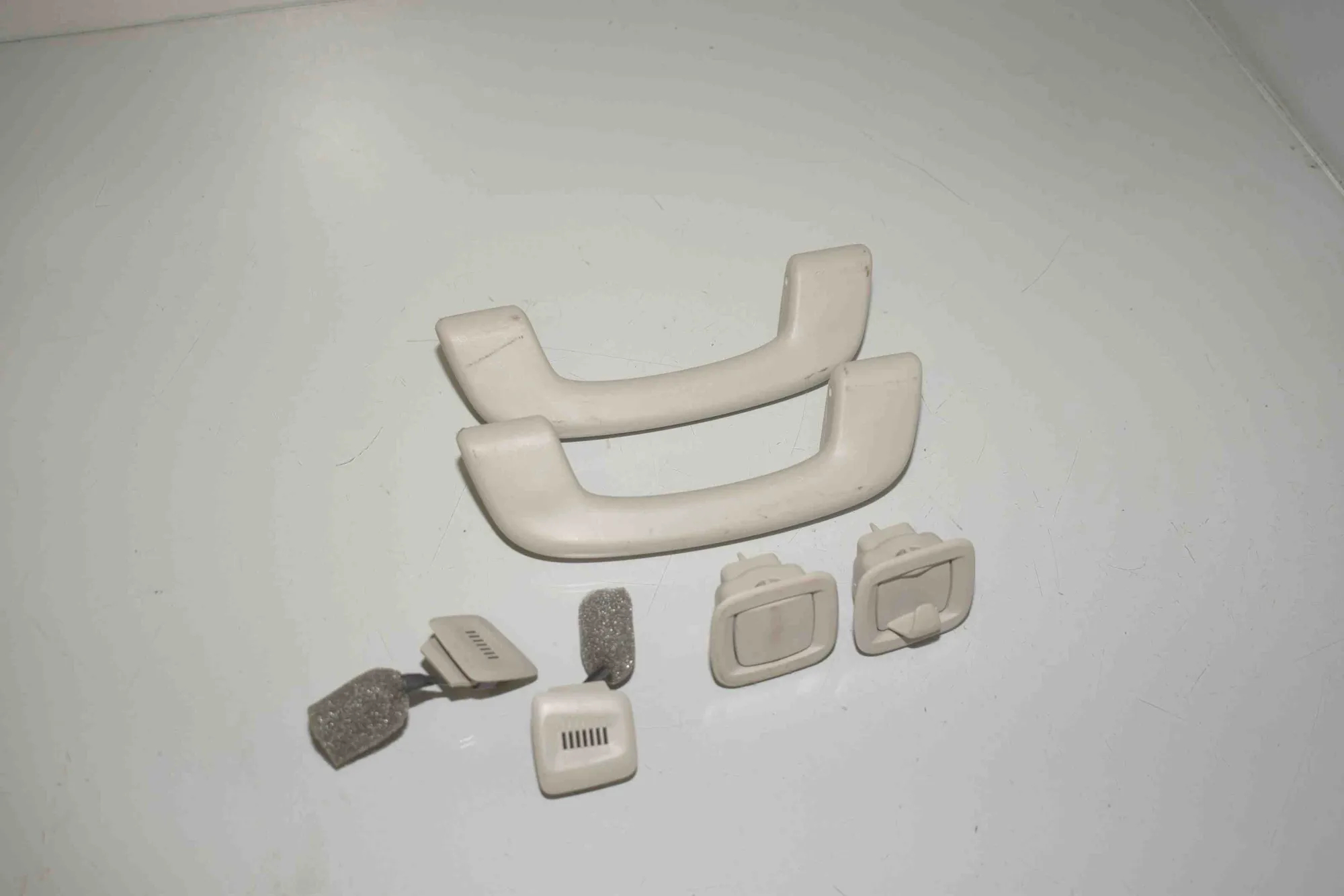 Interior Roof Handle Set – OEM 9263744 · BMW i3 (I01) Electric 2019 – 2