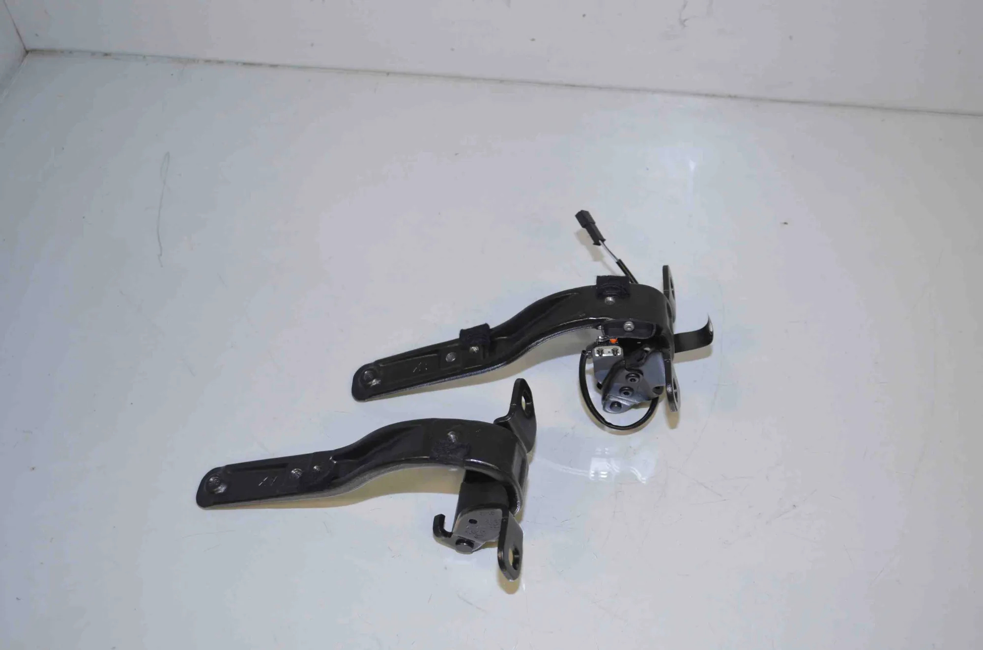Left Side Bootlid Hinge – OEM 7296773 · BMW i3 (I01) Electric 2019 – 2
