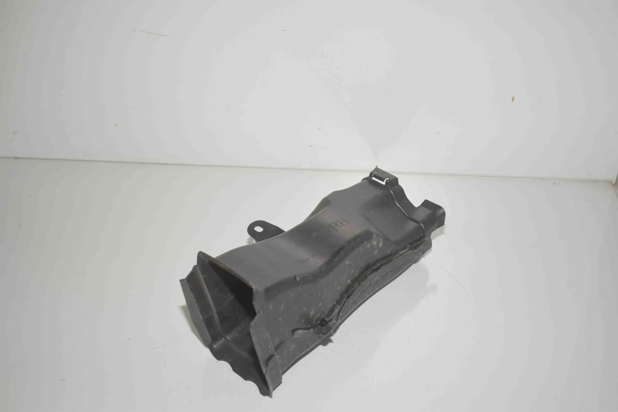 Air Intake Duct Part – OEM 9464034 · BMW 7 (G70) BMW 7 (G70) 740i xDrive 2025