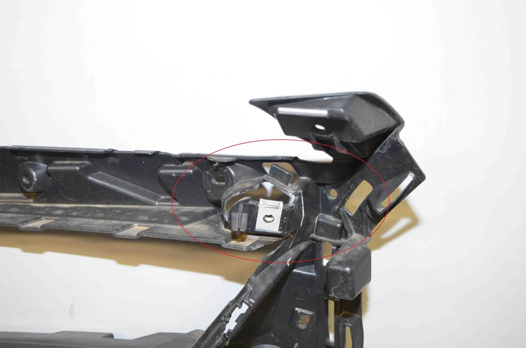 Front Left Bumper Bracket – OEM 5A67221 · BMW 7 (G70) BMW 7 (G70) 740i xDrive 2024 – 3