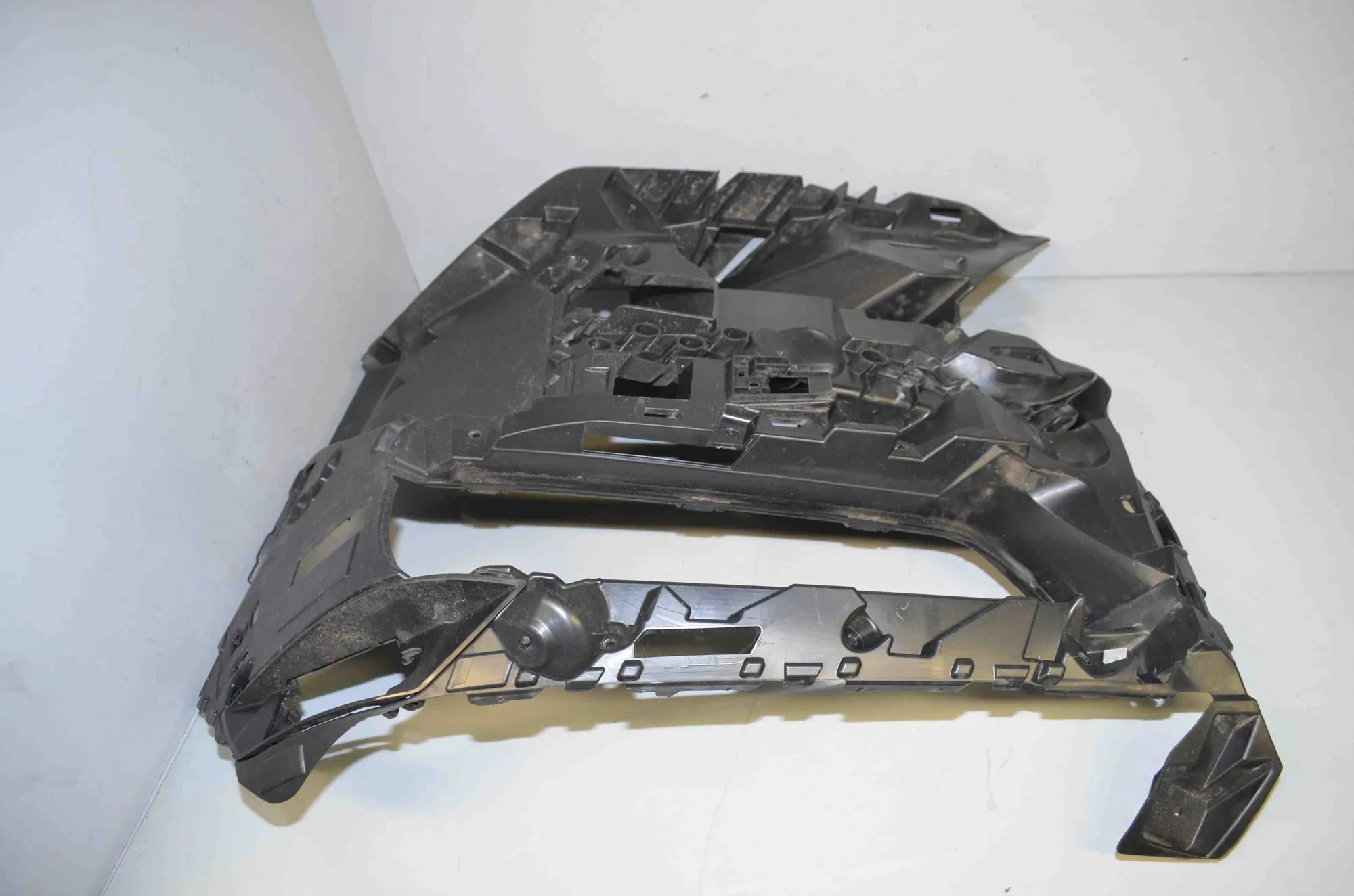 Front Left Bumper Bracket – OEM 5A67221 · BMW 7 (G70) BMW 7 (G70) 740i xDrive 2024 – 4