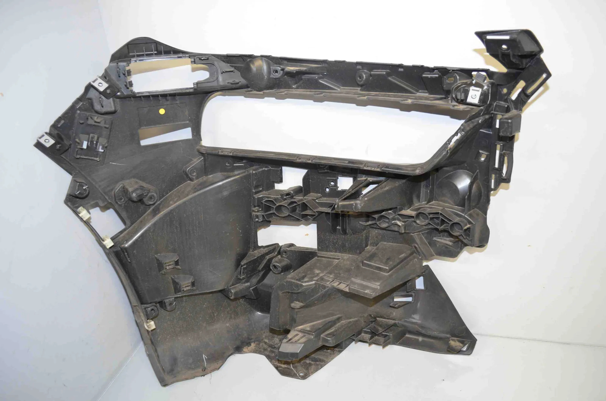 Front Left Bumper Bracket – OEM 5A67221 · BMW 7 (G70) BMW 7 (G70) 740i xDrive 2024 – 5