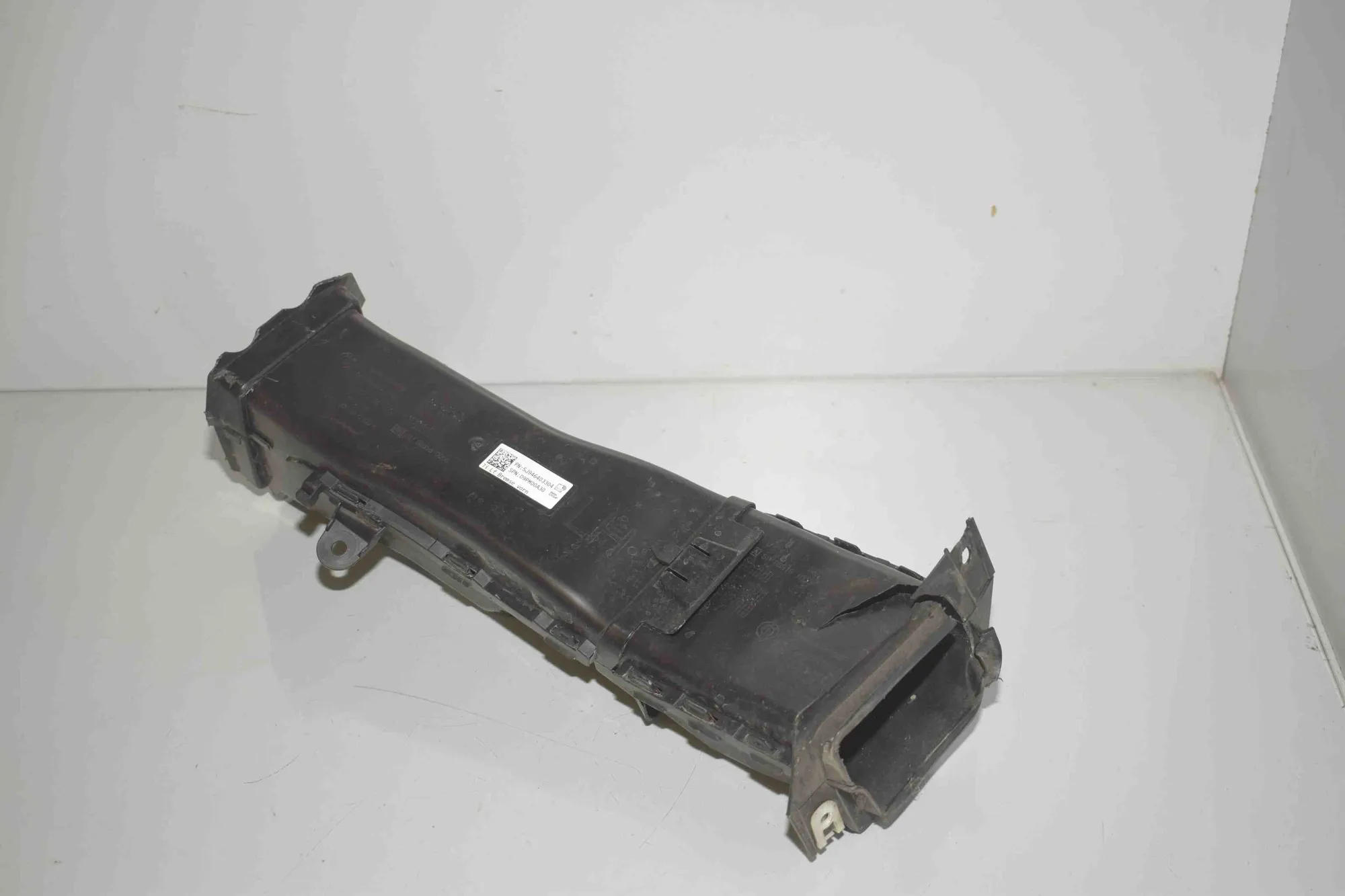 Air Intake Duct Part – OEM 9464033 · BMW 7 (G70) BMW 7 (G70) 740i xDrive 2025 – 5
