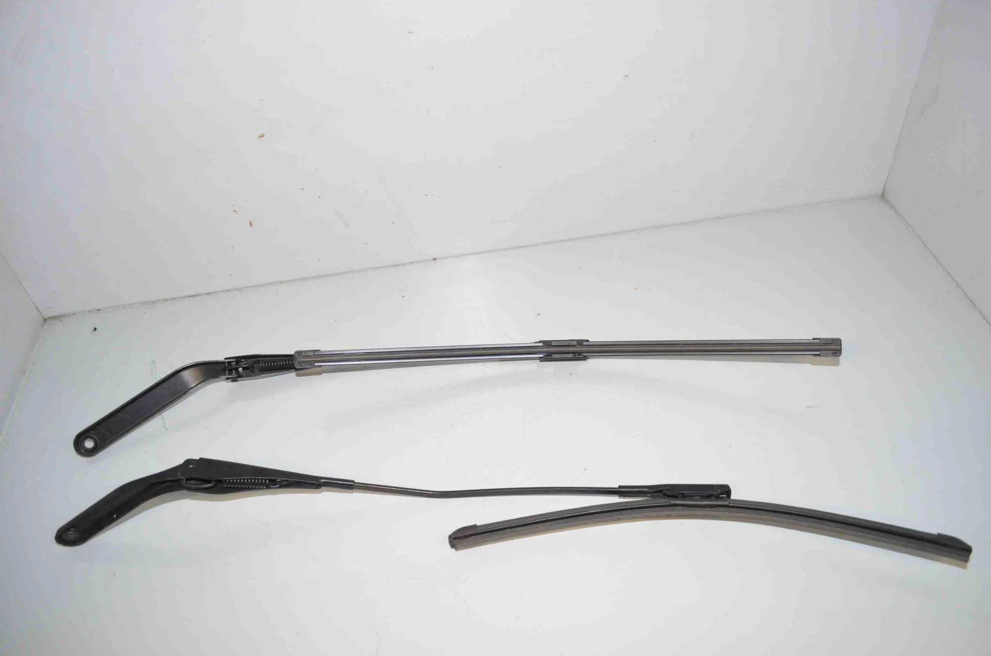 Front Wiper Arms – OEM 2990029 · BMW X1 (E84) sDrive 20 i 2013 – 3