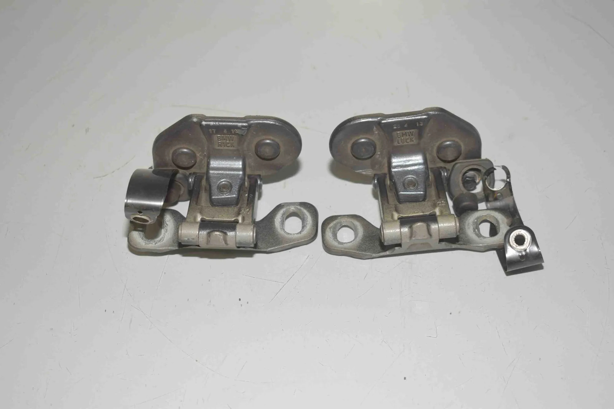 Right Side Bootlid Hinge – OEM 7060626 · BMW X1 (E84) sDrive 20 i 2013 – 2