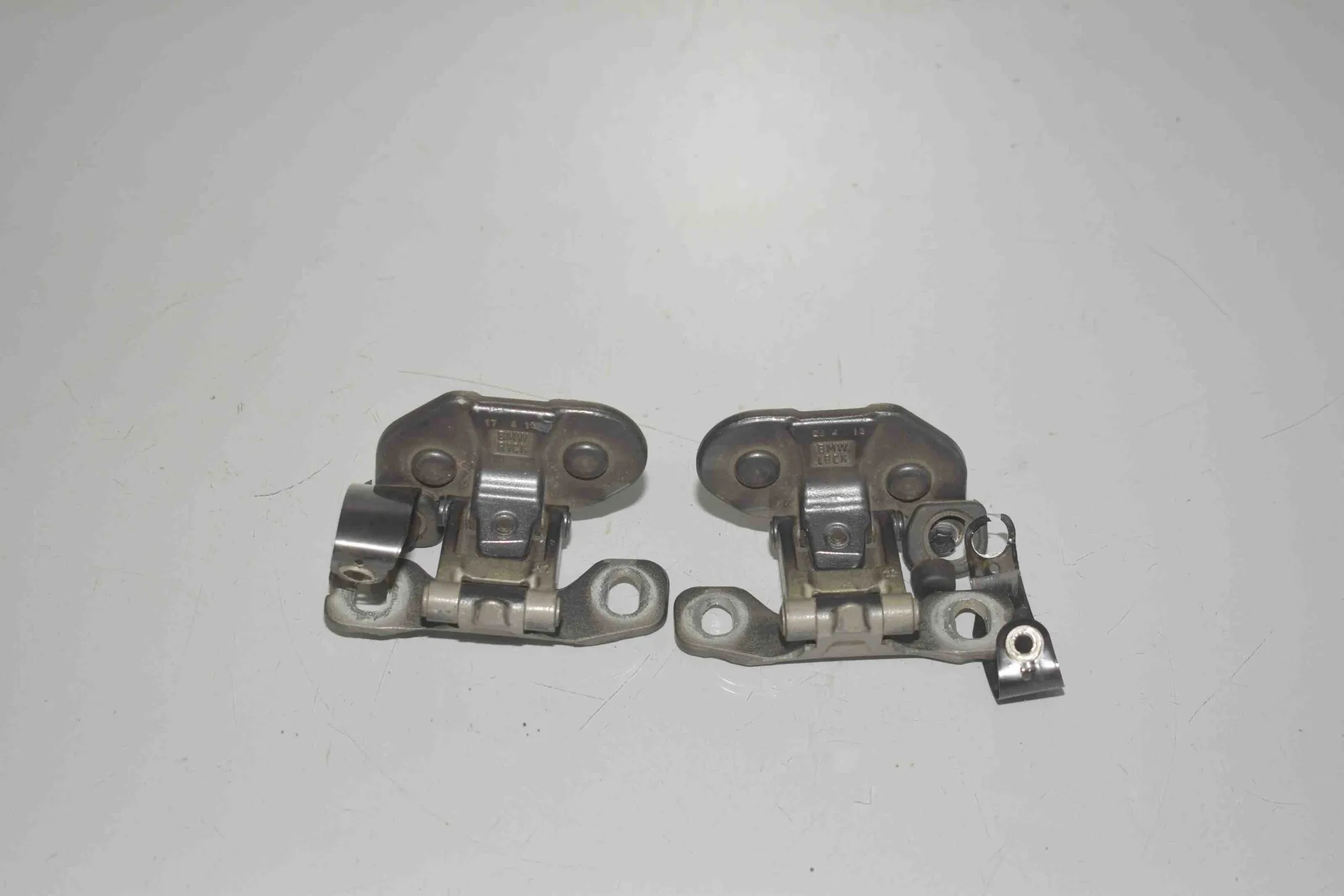 Right Side Bootlid Hinge – OEM 7060626 · BMW X1 (E84) sDrive 20 i 2013