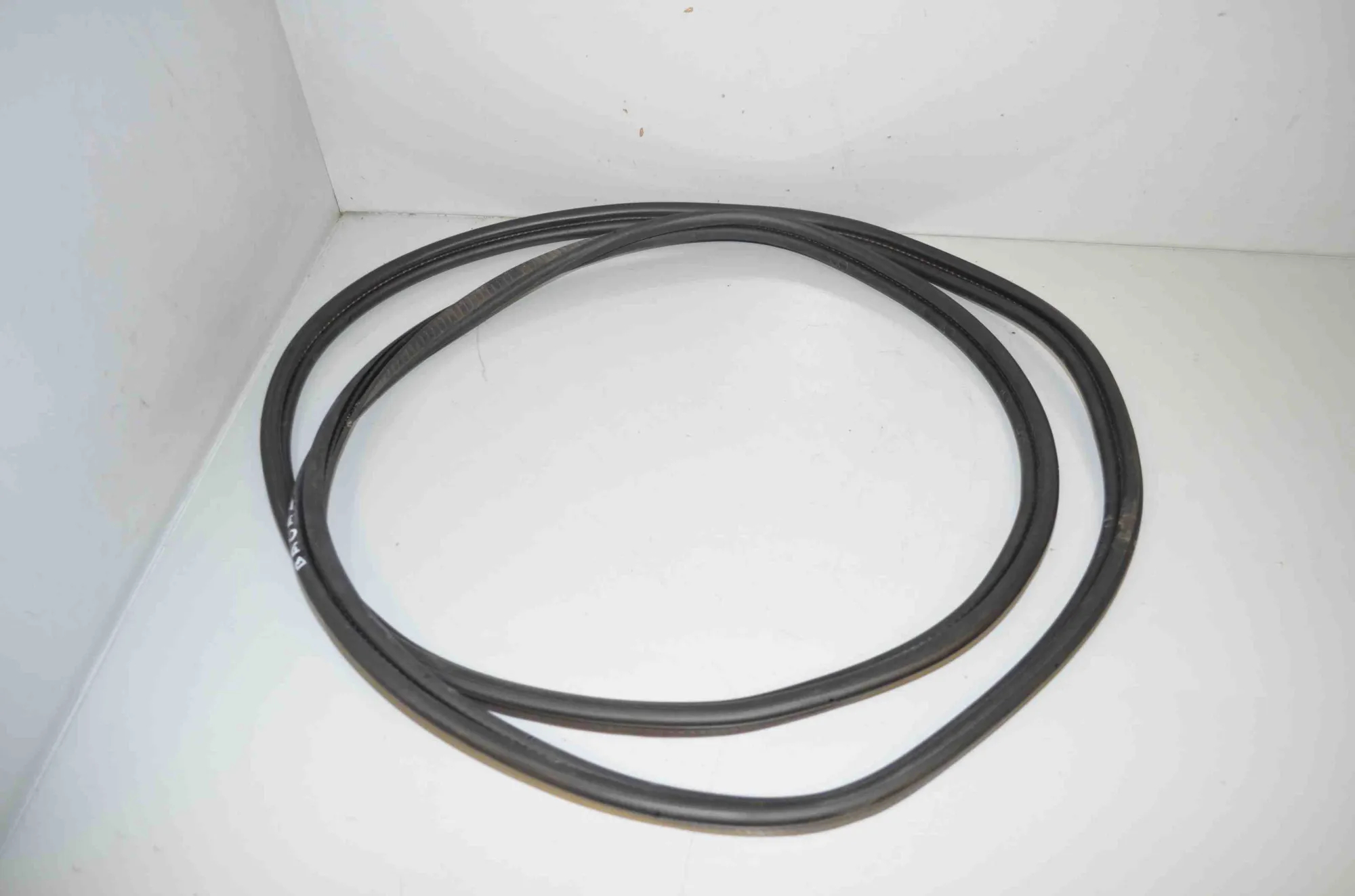 Tailgate Rubber Seal – OEM 2990474 · BMW X1 (E84) sDrive 20 i 2013 – 2