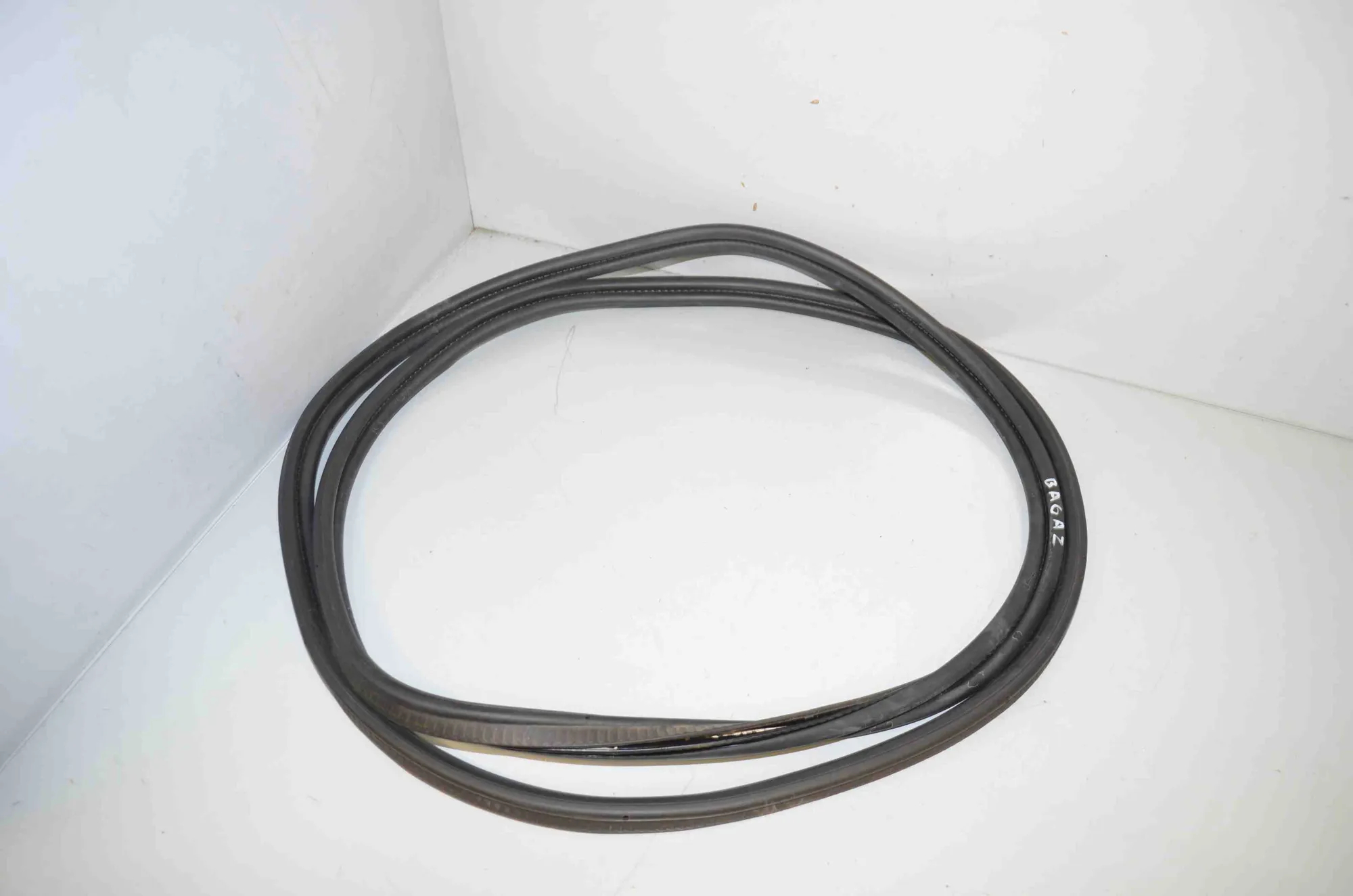 Tailgate Rubber Seal – OEM 2990474 · BMW X1 (E84) sDrive 20 i 2013