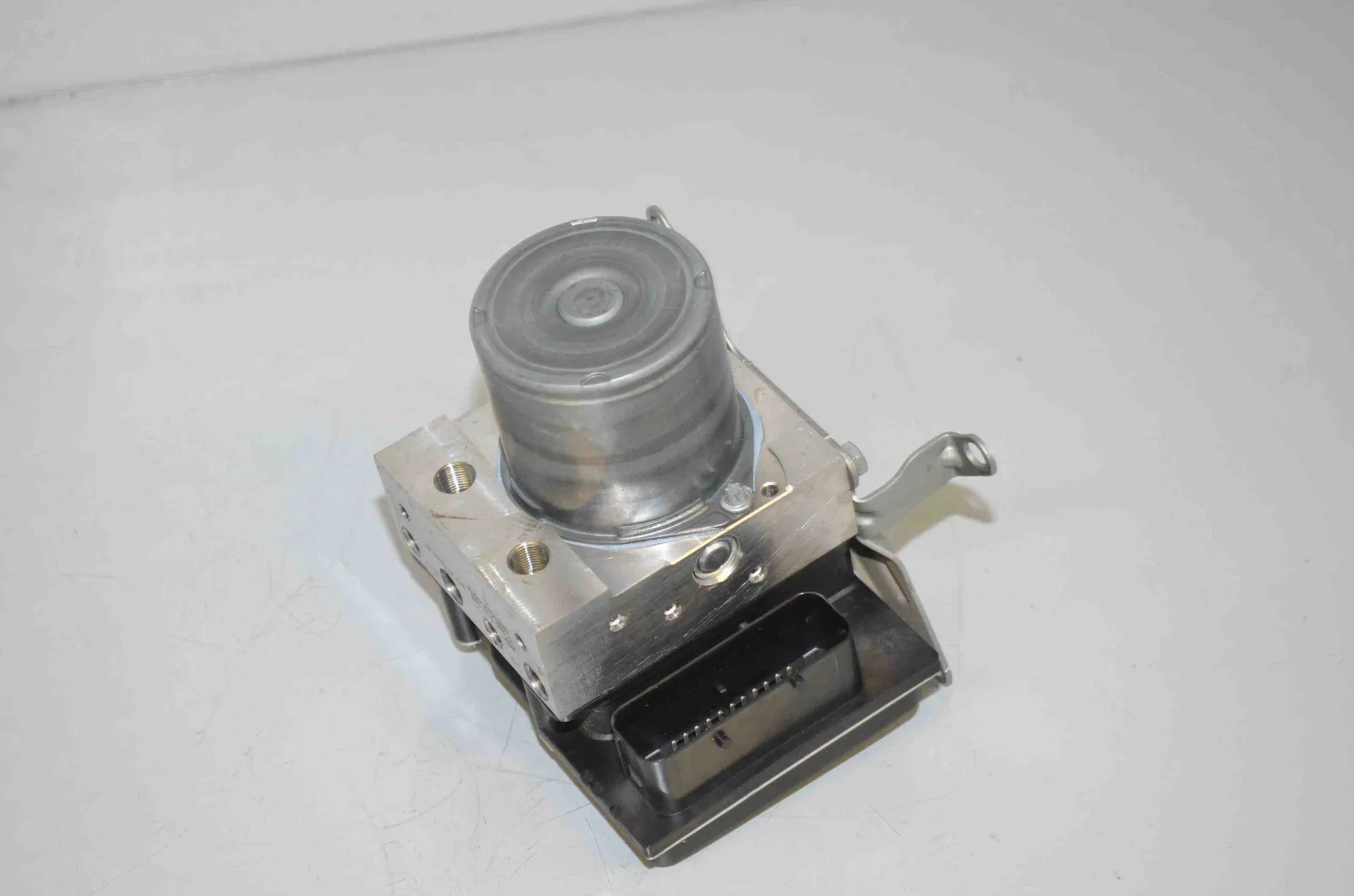 ABS Pump – OEM 6860214 · BMW X1 (E84) sDrive 20 i 2013