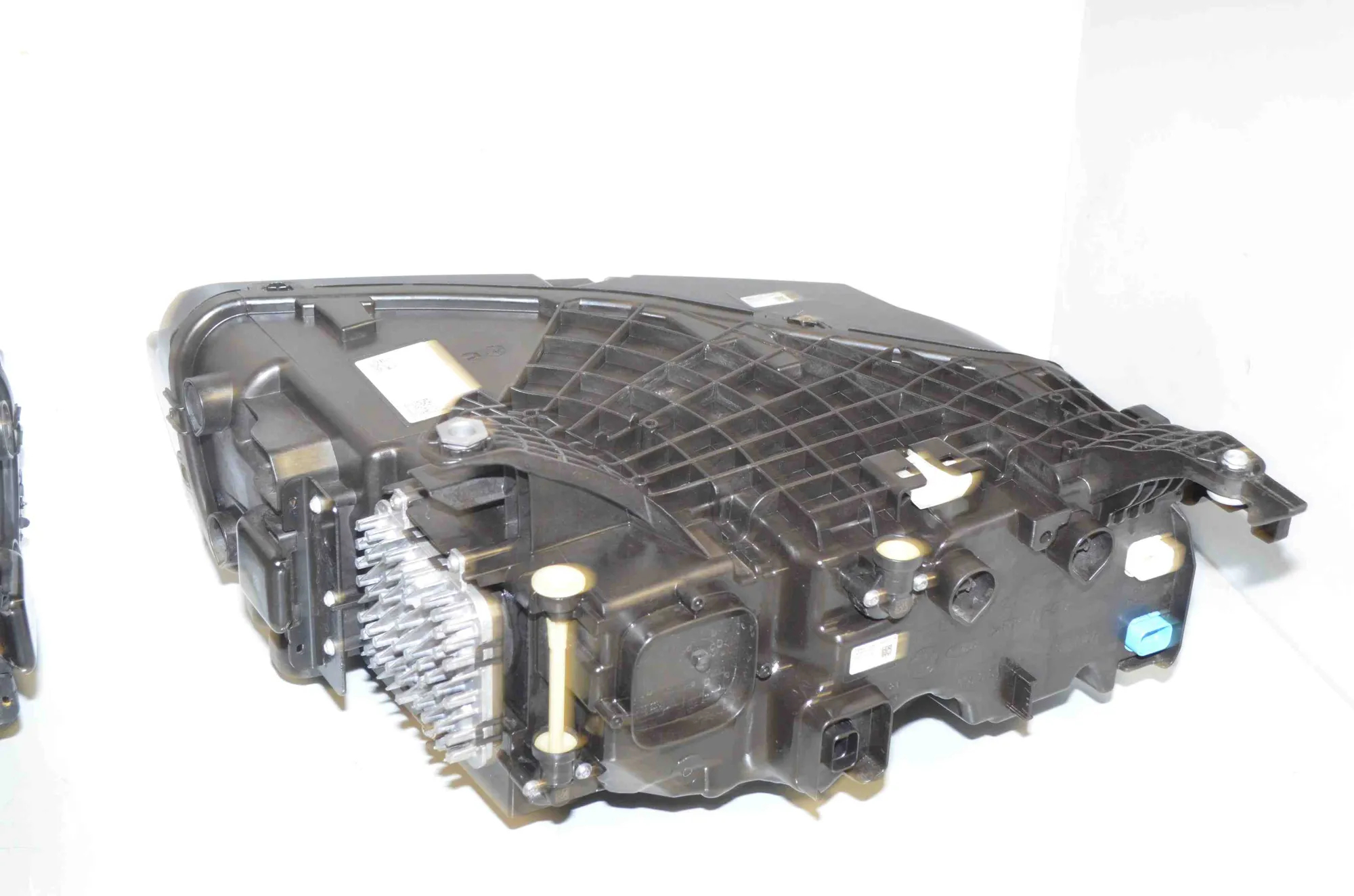 Front Headlight Set Kit – OEM 5B33EF4 · BMW 7 (G70) BMW 7 (G70) 740i xDrive 2024 – 7