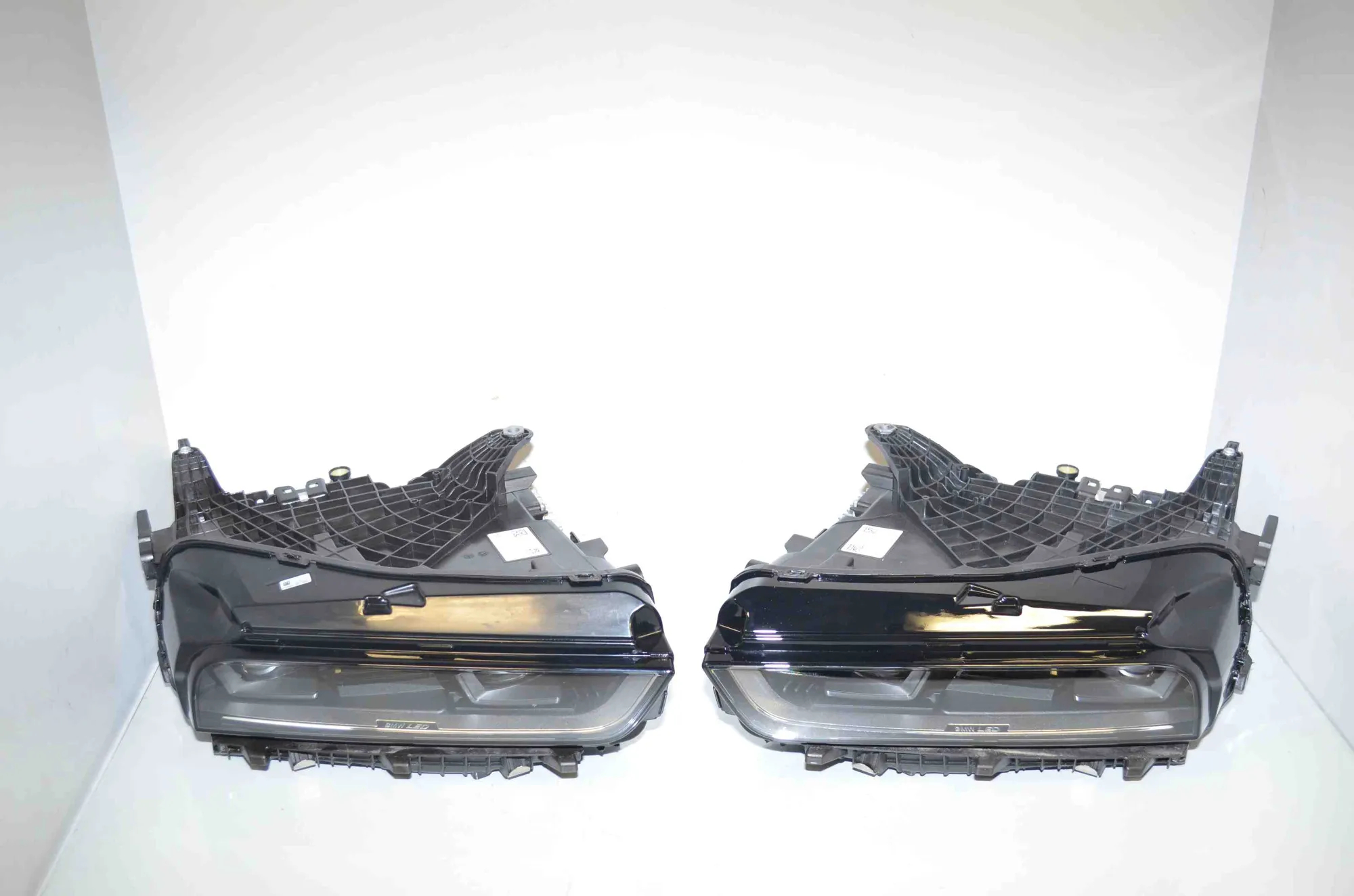 Front Headlight Set Kit – OEM 5B33EF4 · BMW 7 (G70) BMW 7 (G70) 740i xDrive 2024 – 2