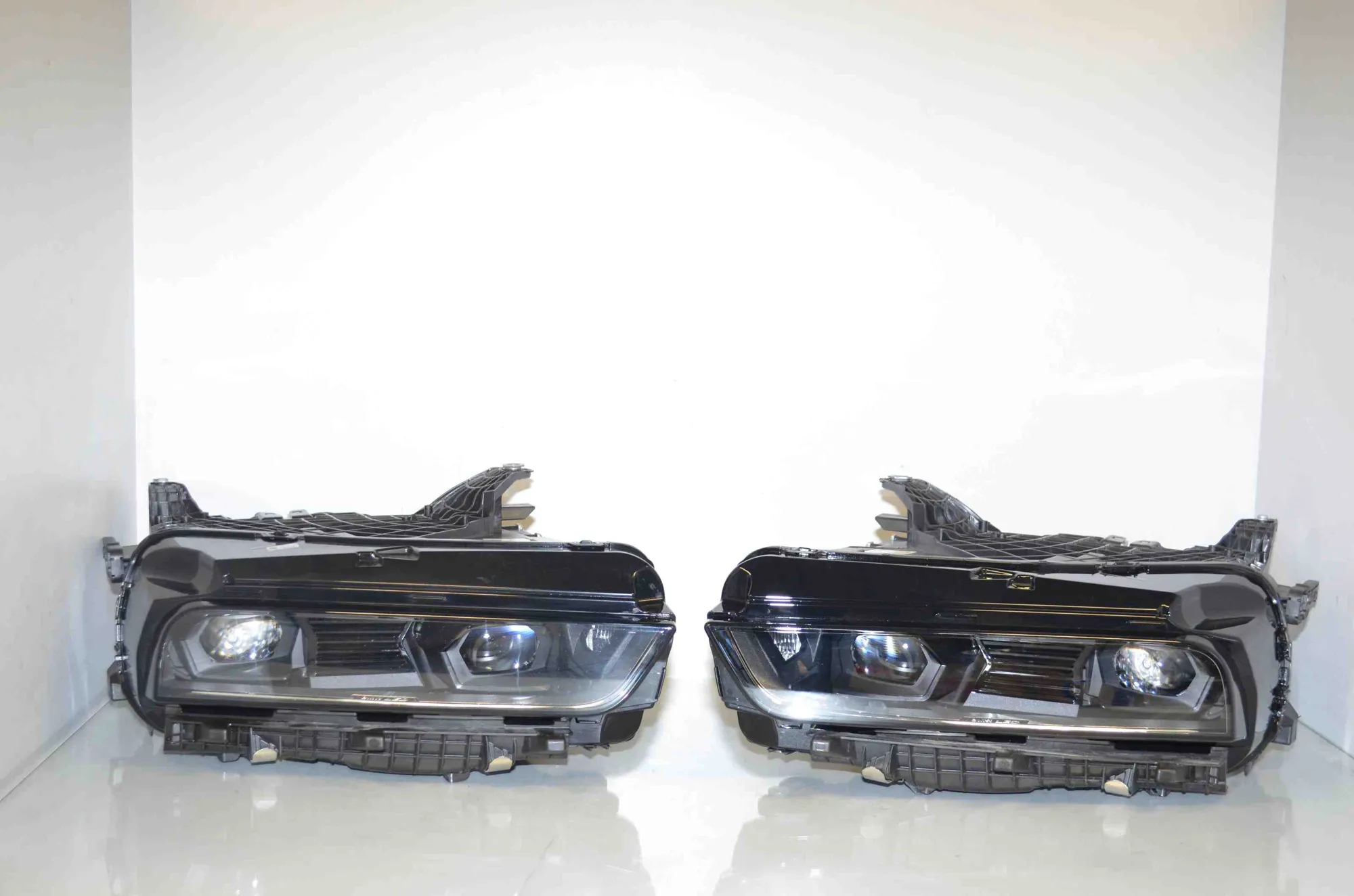 Front Headlight Set Kit – OEM 5B33EF4 · BMW 7 (G70) BMW 7 (G70) 740i xDrive 2024