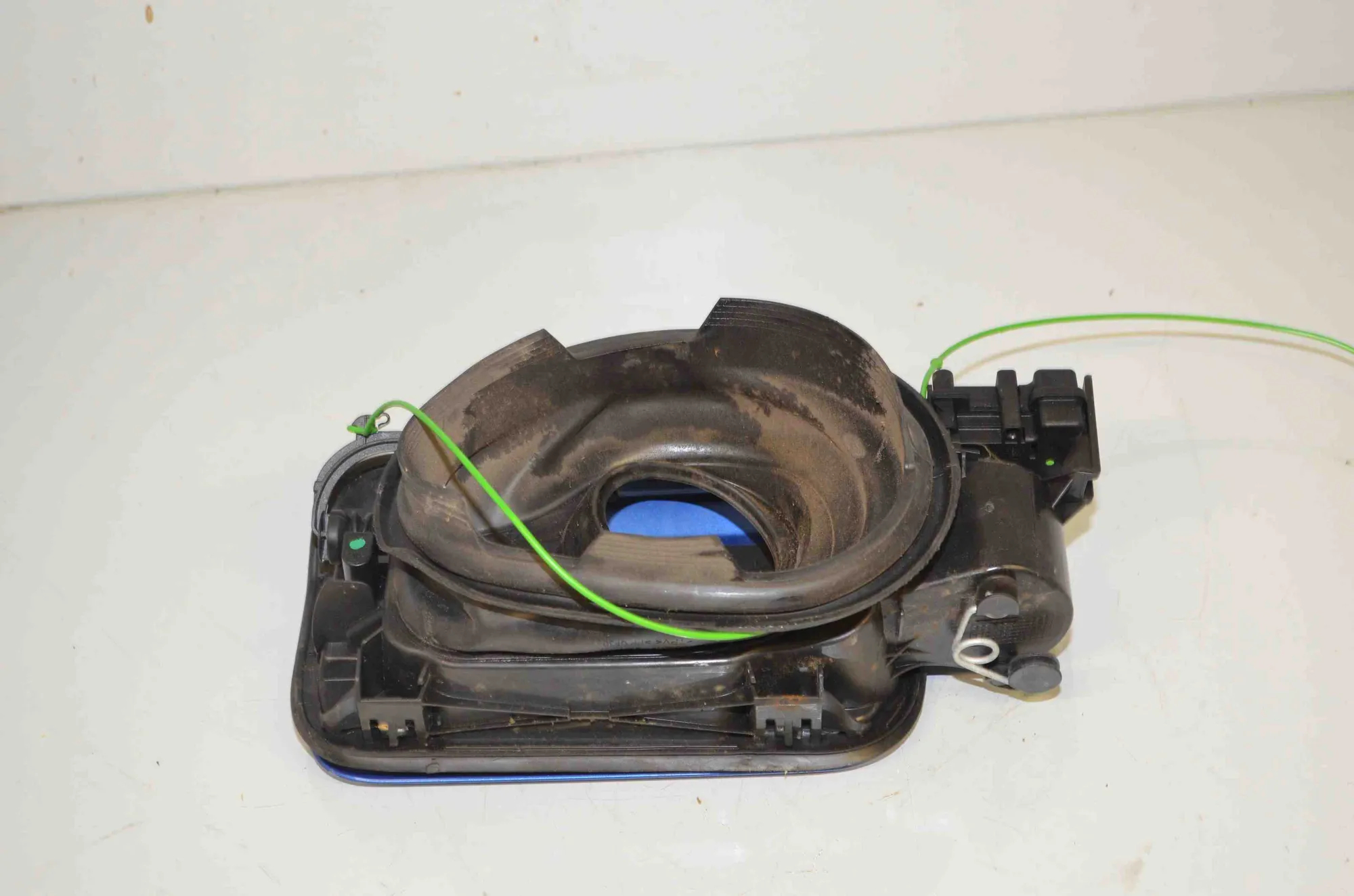 Fuel Tank Flap Cap – OEM 7238100 · BMW 3 Touring (F31) 330 d 2016 – 4