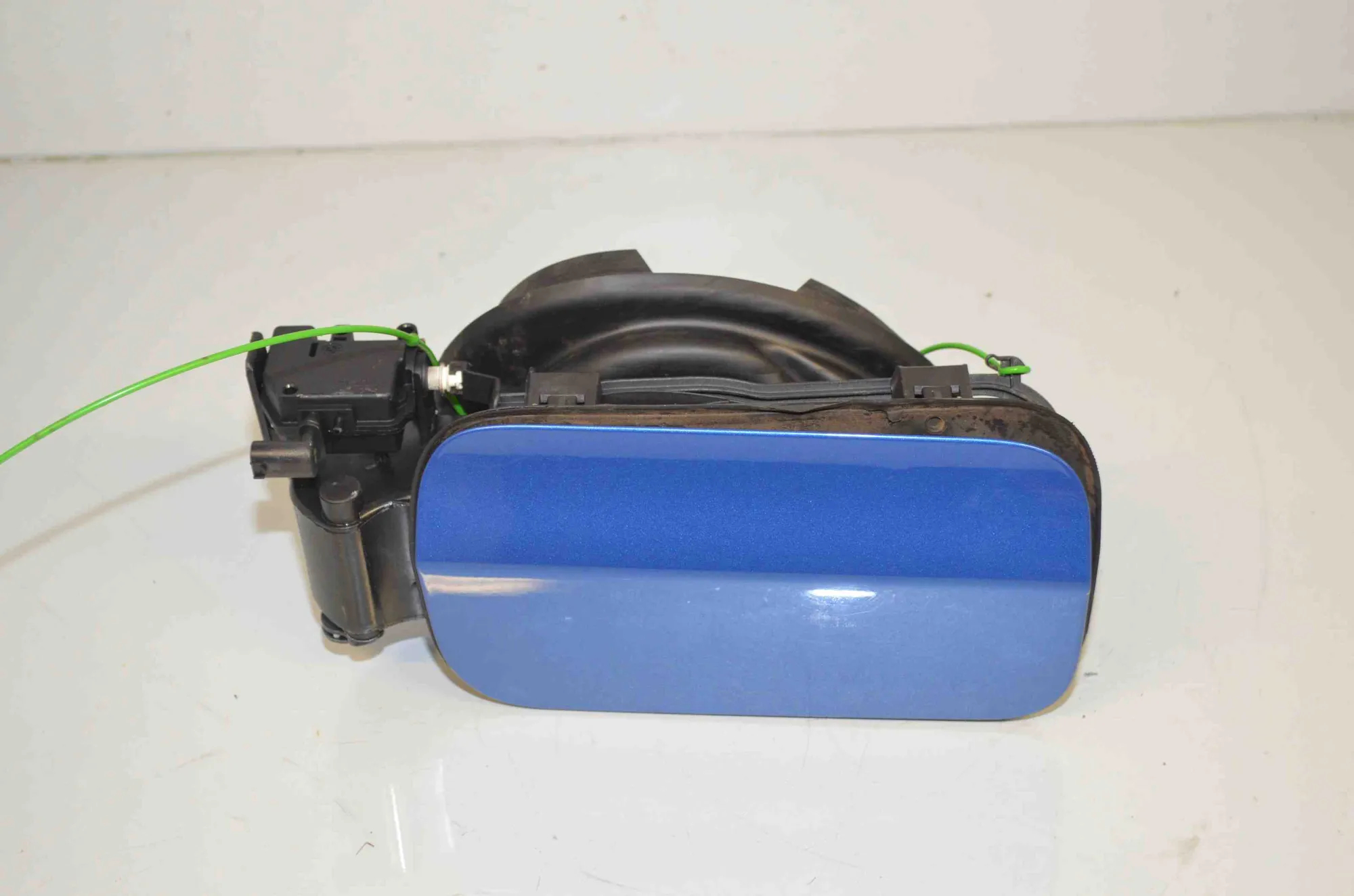 Fuel Tank Flap Cap – OEM 7238100 · BMW 3 Touring (F31) 330 d 2016 – 2