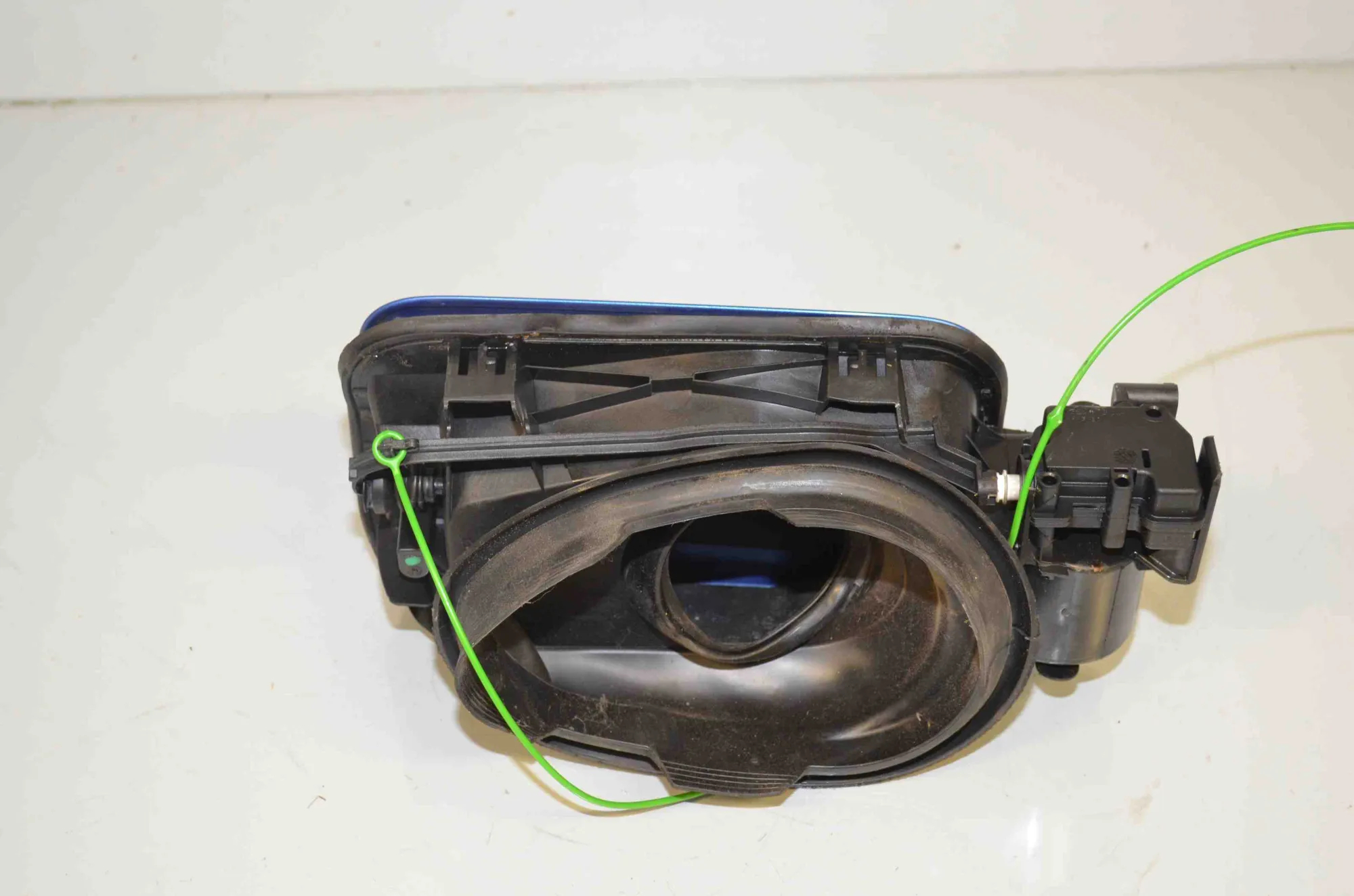 Fuel Tank Flap Cap – OEM 7238100 · BMW 3 Touring (F31) 330 d 2016 – 3