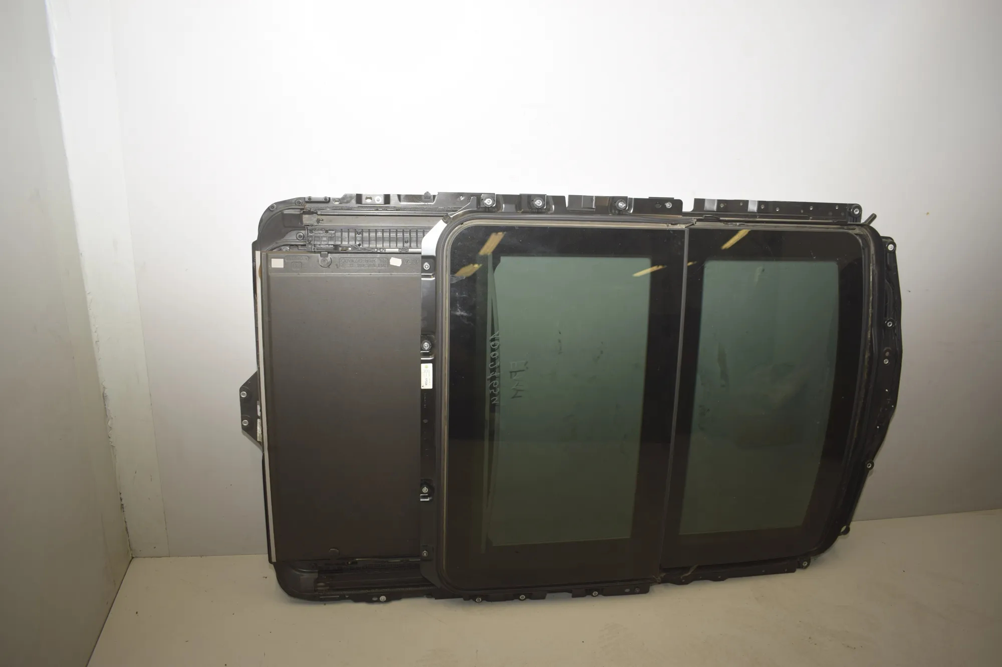 Sunroof – OEM 54107228756 · BMW 5 Touring (F11) 530 d xDrive 2011 – 5