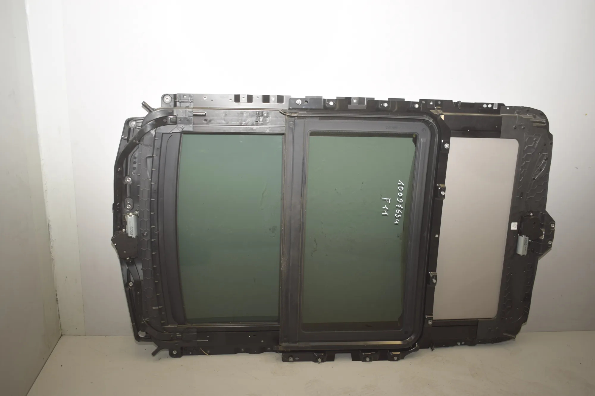 Sunroof – OEM 54107228756 · BMW 5 Touring (F11) 530 d xDrive 2011 – 7