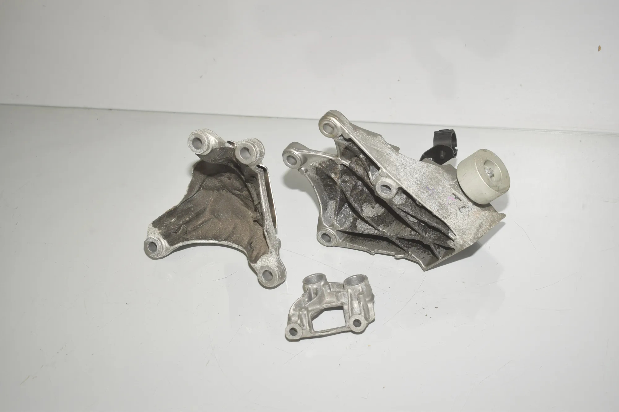 Left Side Engine Bracket – OEM 6864593 · BMW 5 Touring (G31) (2017 - -) 520 d 2019 – 4