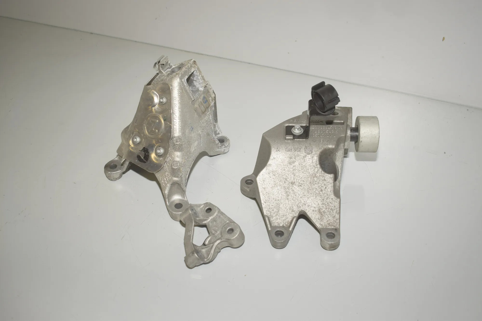 Left Side Engine Bracket – OEM 6864593 · BMW 5 Touring (G31) (2017 - -) 520 d 2019 – 2