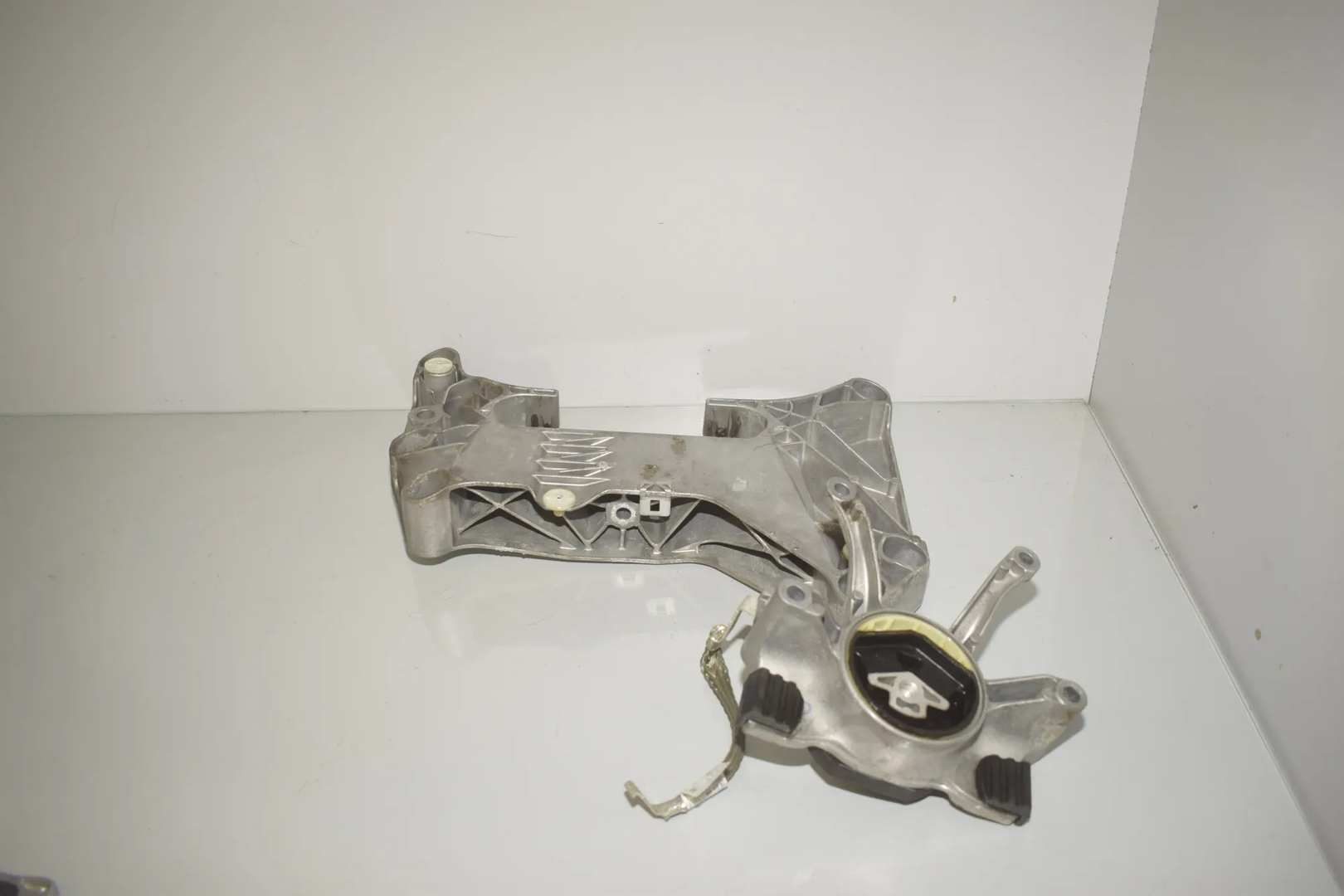 Gearbox Mount Bracket – OEM 6862577 · BMW 5 Touring (G31) (2017 - -) 520 d 2019 – 3