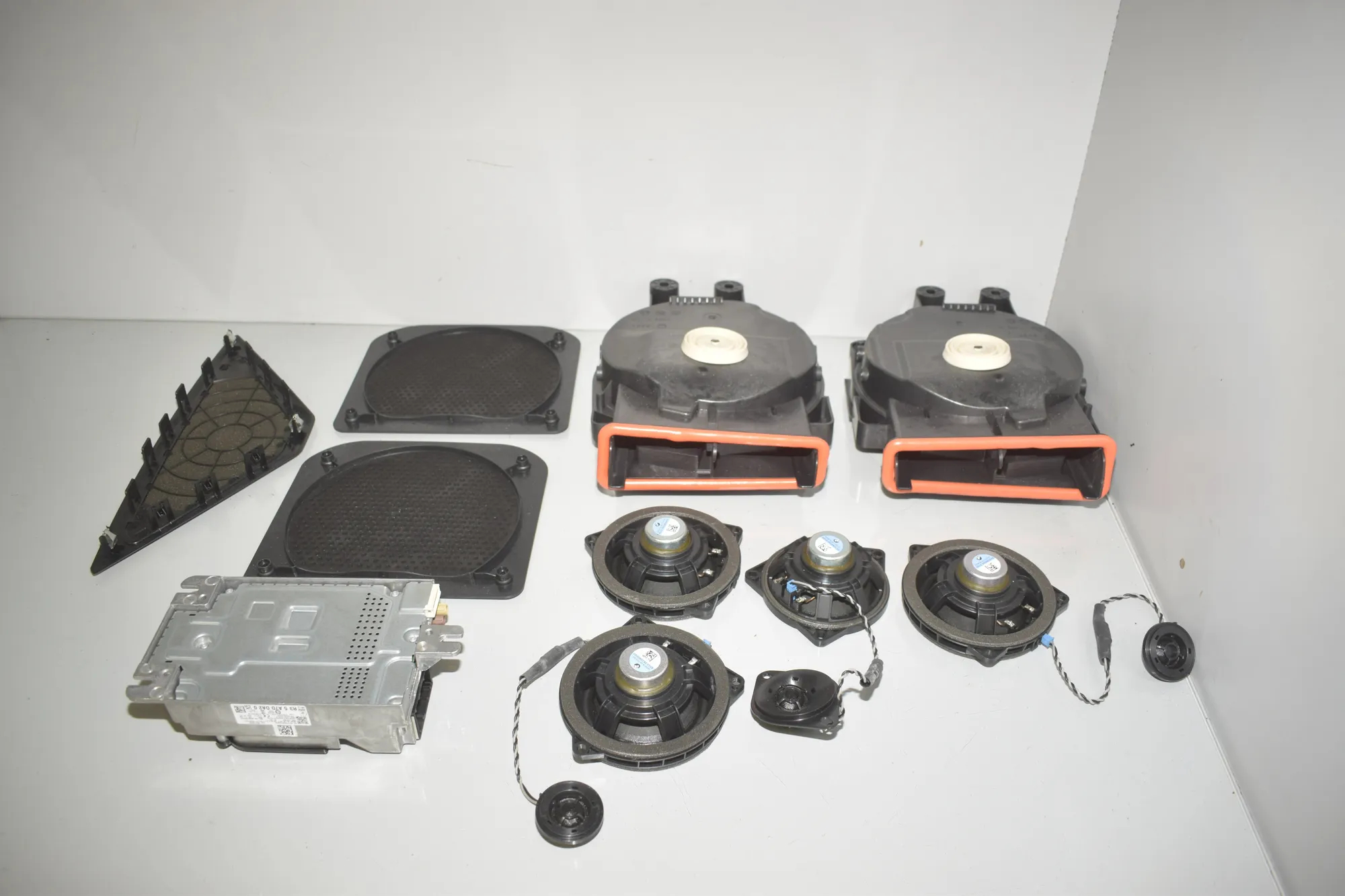 Sound Audio System Set – OEM 6823294 · BMW 1 (F40) (2019 - -) (F40) 118i 2022 – 7