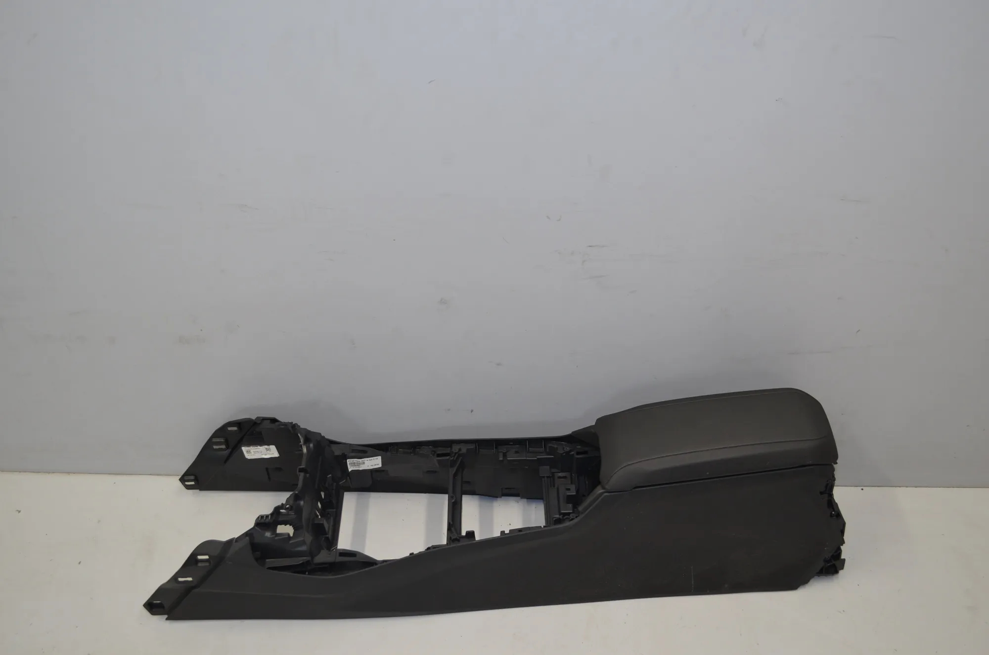 Center Console – OEM 9460092 · BMW 1 (F40) (2019 - -) (F40) 118i 2022