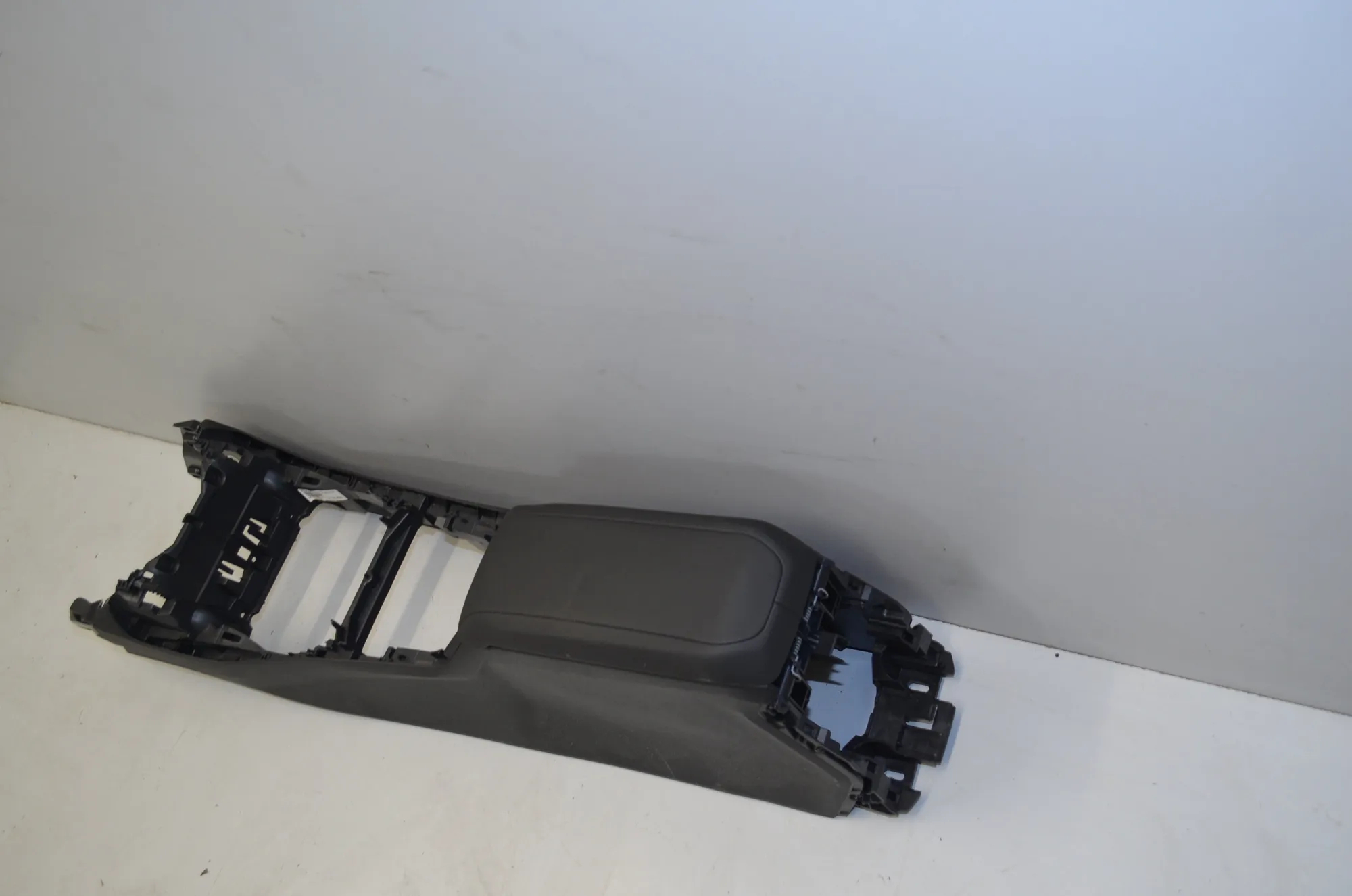 Center Console – OEM 9460092 · BMW 1 (F40) (2019 - -) (F40) 118i 2022 – 2
