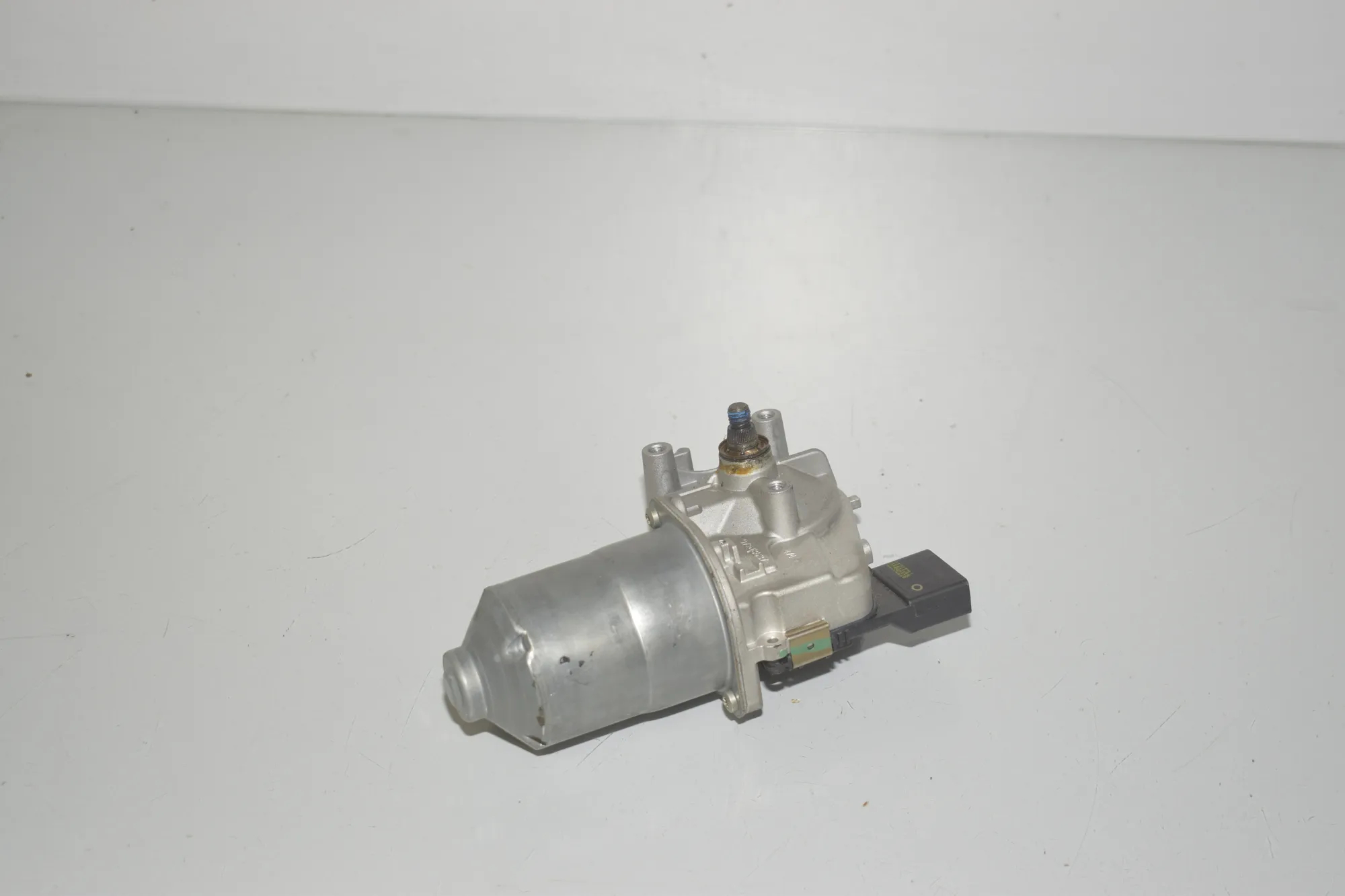Front Windshield Wiper Mechanism Motor – OEM 9721863 · BMW 1 (F40) (2019 - -) (F40) 118i 2022 – 4
