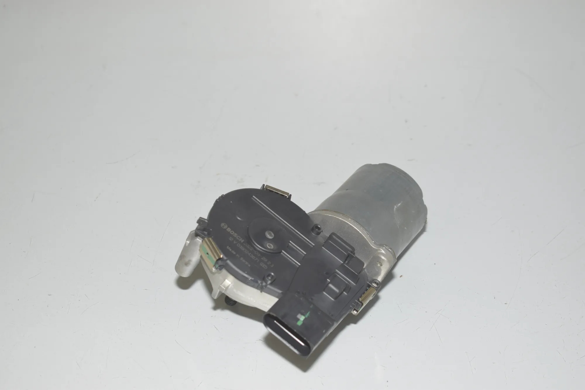 Front Windshield Wiper Mechanism Motor – OEM 9721863 · BMW 1 (F40) (2019 - -) (F40) 118i 2022 – 2