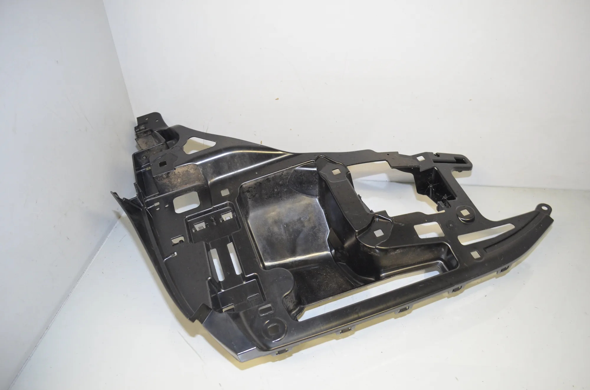 Rear Right Bumper Bracket – OEM 7296754 · BMW i3 (I01) Electric 2019