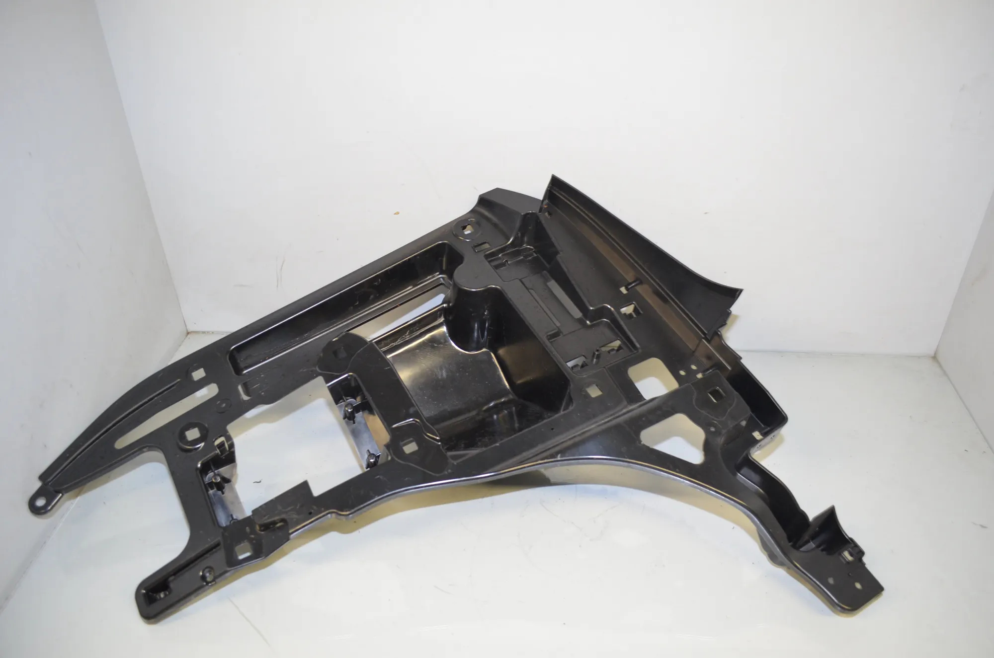 Rear Right Bumper Bracket – OEM 7296754 · BMW i3 (I01) Electric 2019 – 2