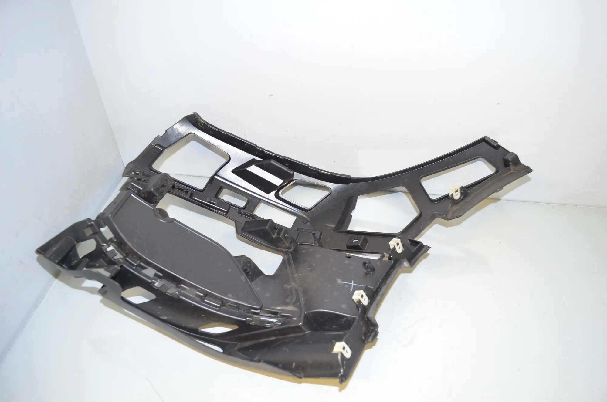 Front Right Bumper Bracket – OEM 7459710 · BMW 1 (F40) (2019 - -) (F40) 118i 2022 – 3