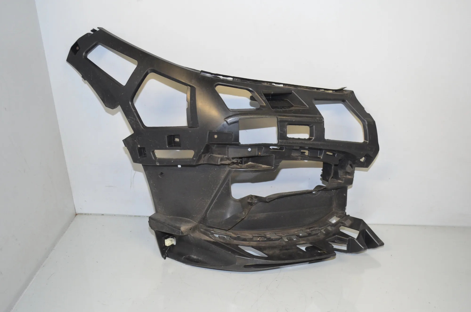 Front Right Bumper Bracket – OEM 7459710 · BMW 1 (F40) (2019 - -) (F40) 118i 2022