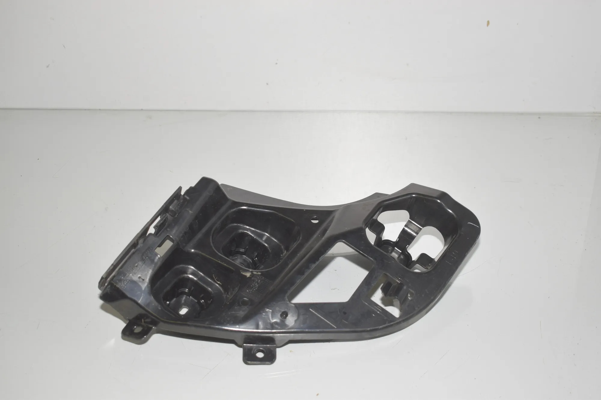 Rear Left Bumper Bracket – OEM 7461397 · BMW 1 (F40) (2019 - -) (F40) 118i 2022 – 2