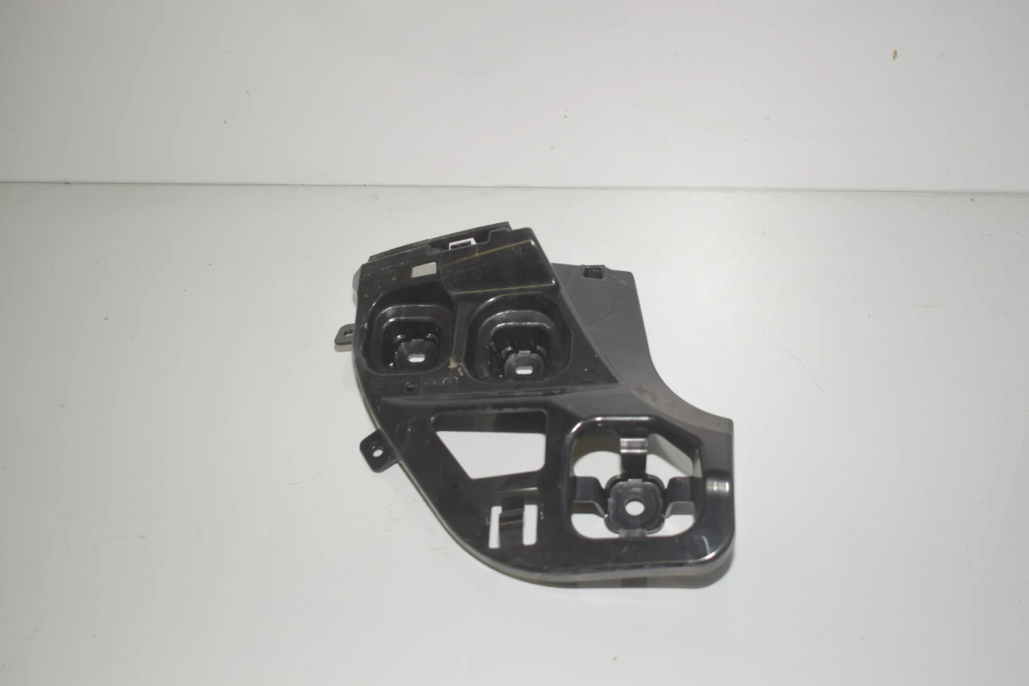 Rear Left Bumper Bracket – OEM 7461397 · BMW 1 (F40) (2019 - -) (F40) 118i 2022