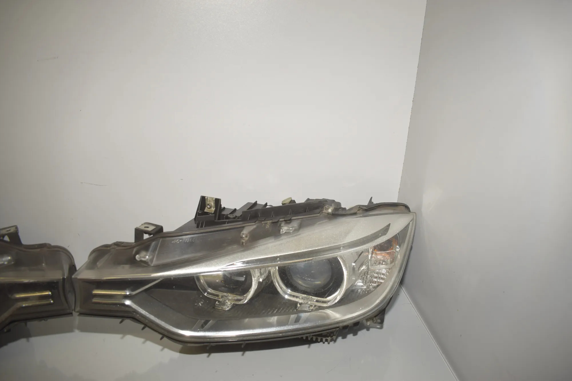 Front Headlight Set Kit – OEM 7314531 · BMW 3 Touring (F31) 330 d xDrive 2013 – 8