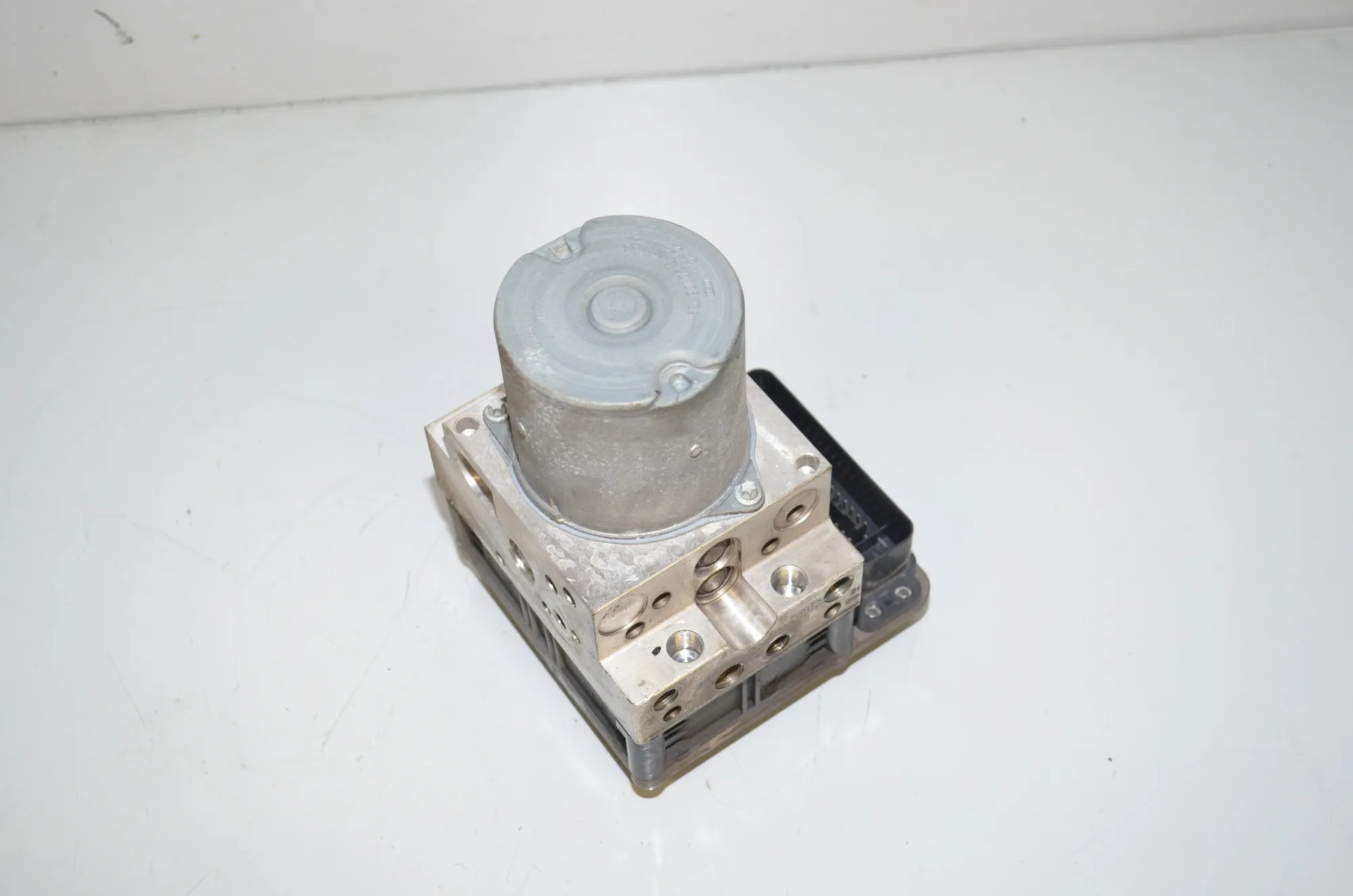 ABS Pump – OEM 6852821 · BMW 5 Touring (F11) 530 d xDrive 2011 – 3