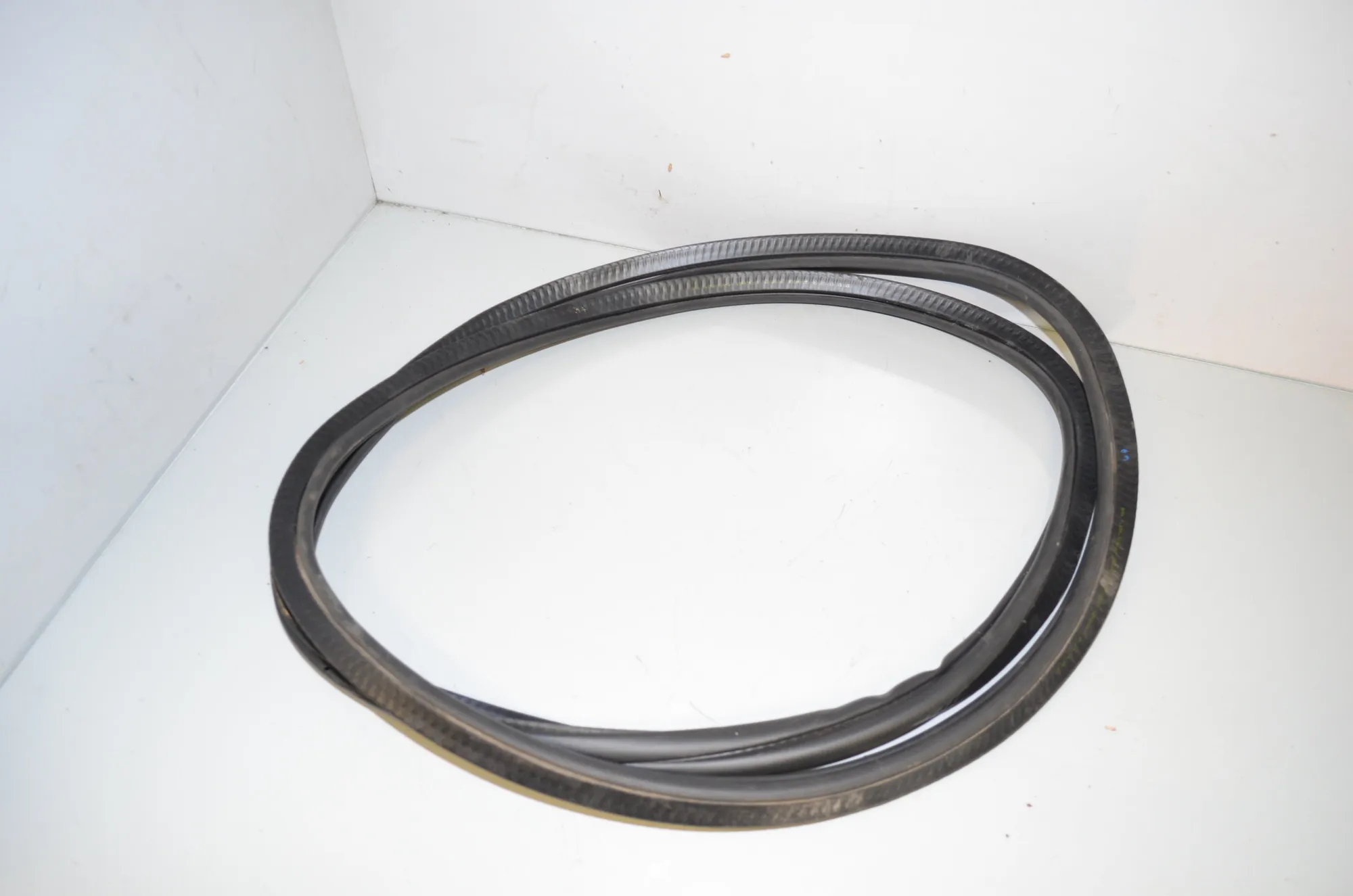Tailgate Rubber Seal – OEM 7439016 · BMW i3 (I01) Electric 2019 – 2