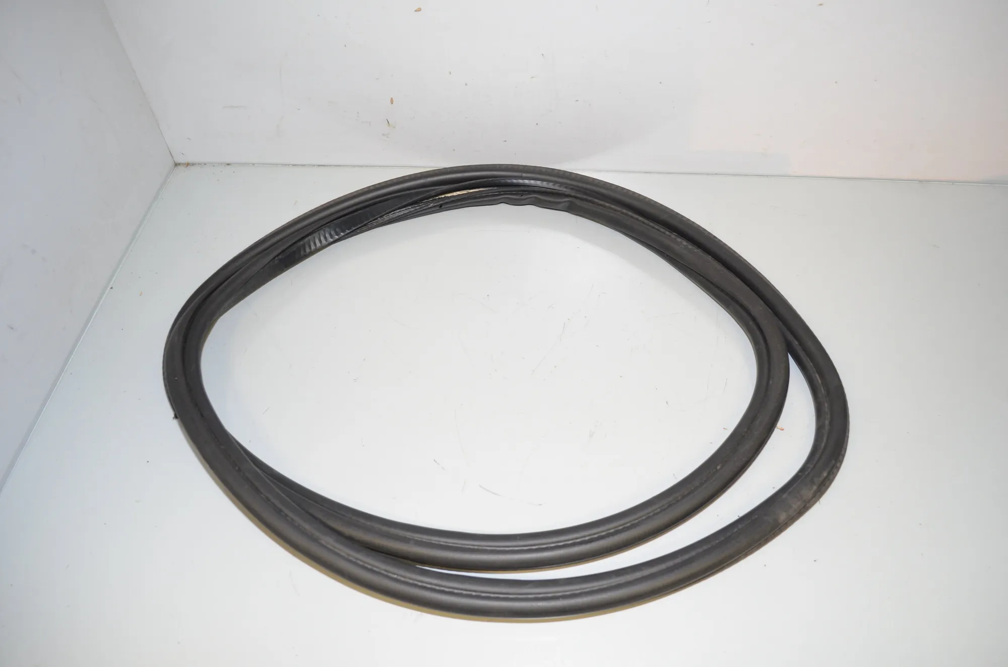 Tailgate Rubber Seal – OEM 7439016 · BMW i3 (I01) Electric 2019 – 3
