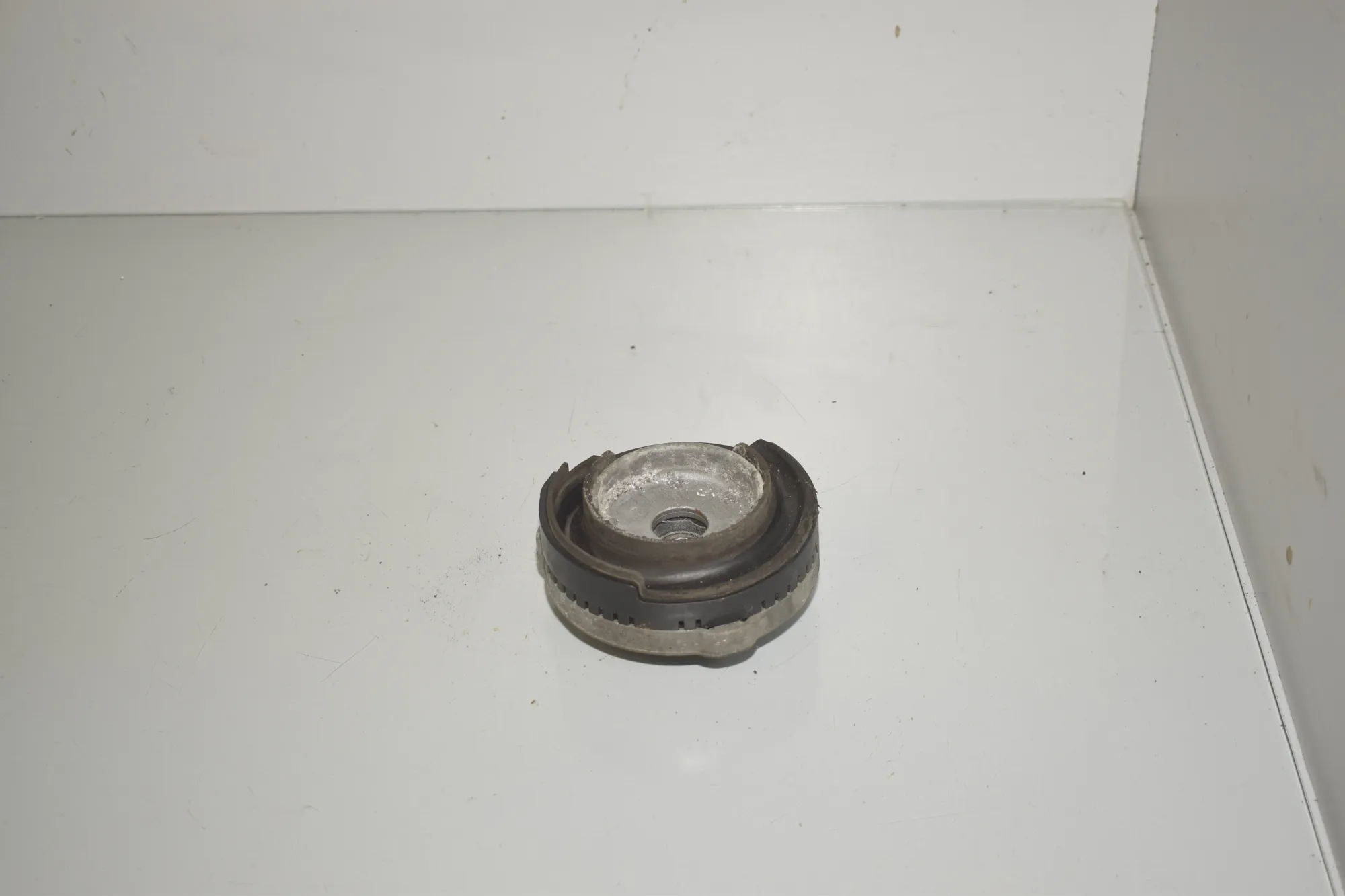 Front Left Shock Absorber Bracket – OEM 6784940 · BMW 5 (F10) 530 d xDrive 2011 – 3