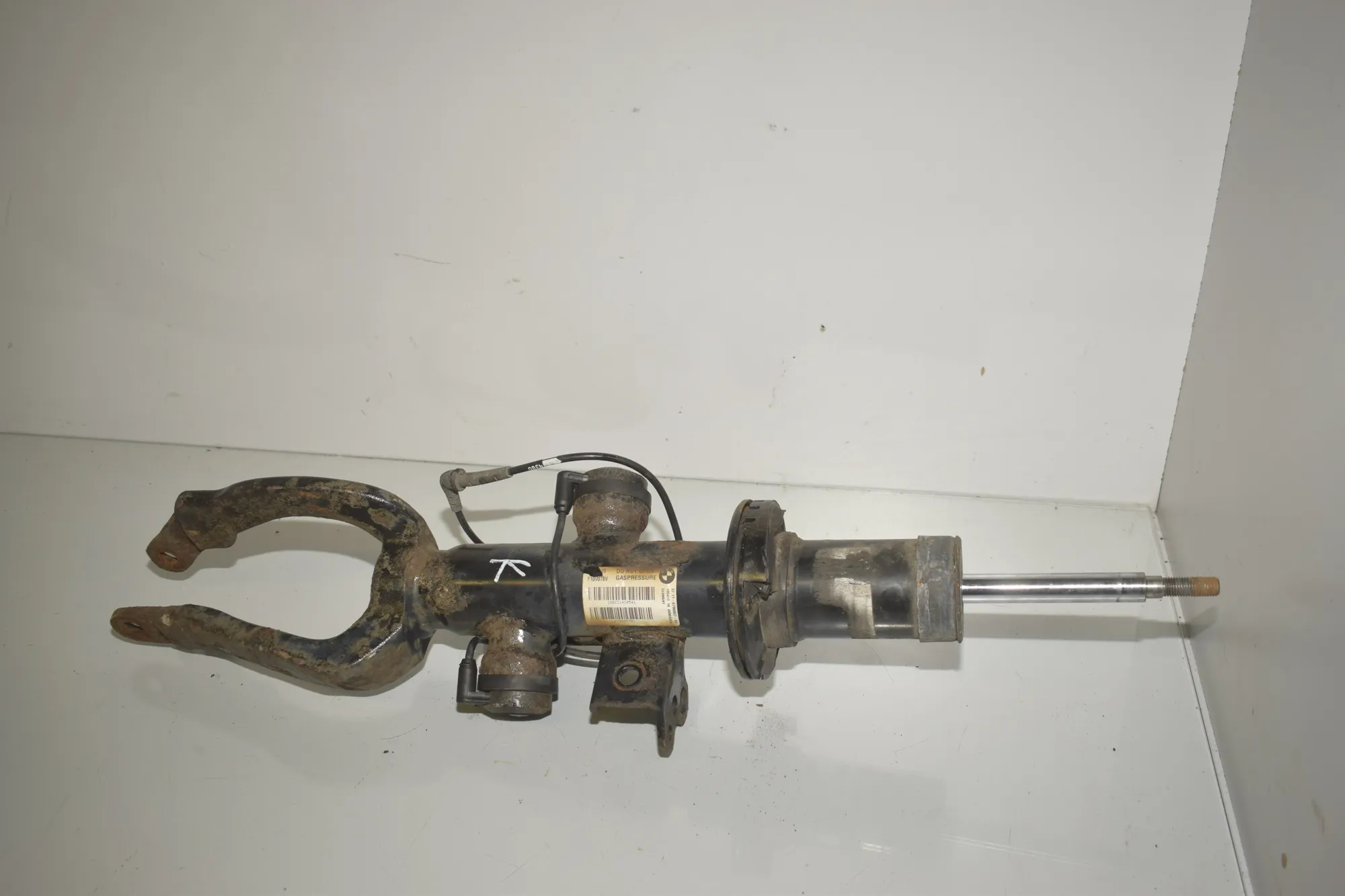 Front Left Shock Absorber – OEM 6796857 · BMW 5 (F10) 530 d xDrive 2011 – 4