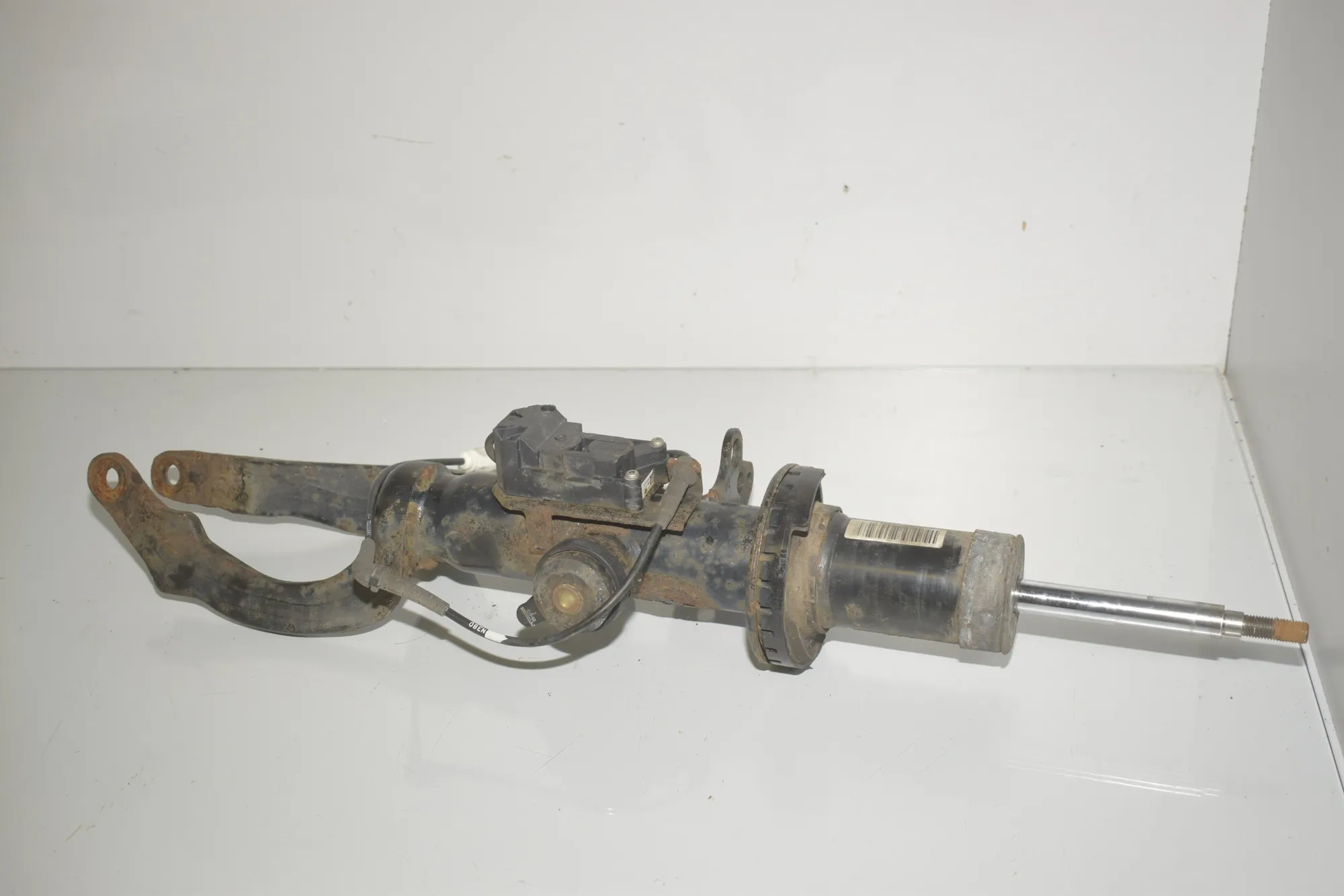 Front Left Shock Absorber – OEM 6796857 · BMW 5 (F10) 530 d xDrive 2011 – 3