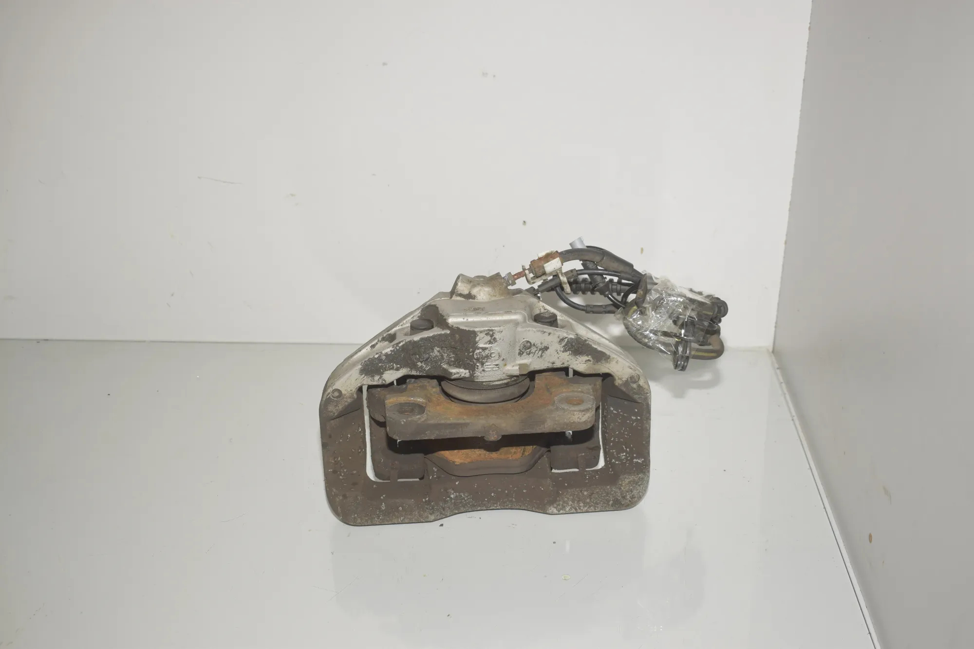 Front Left Brake Caliper – OEM 6786817 · BMW 5 (F10) 530 d xDrive 2011 – 4