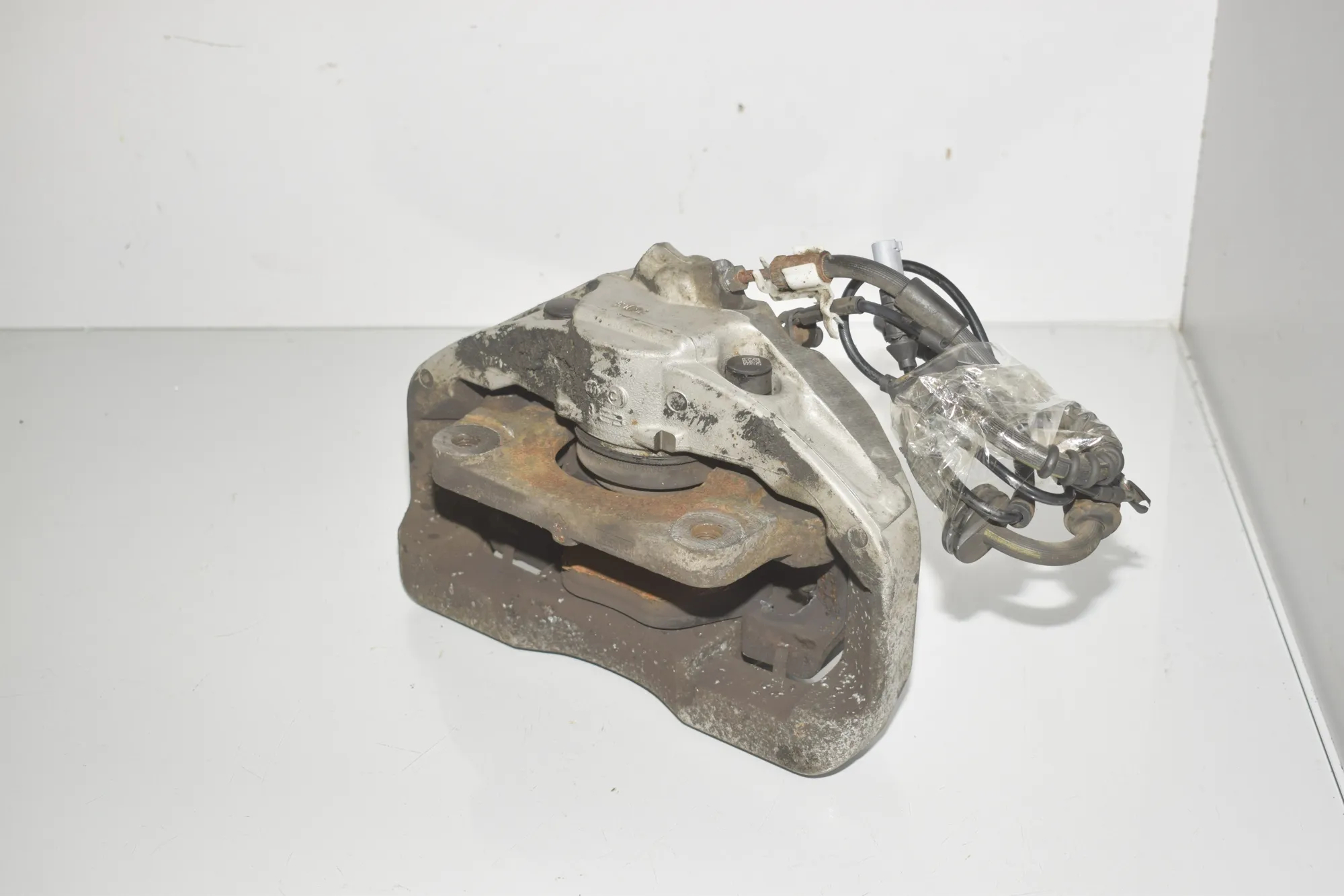 Front Left Brake Caliper – OEM 6786817 · BMW 5 (F10) 530 d xDrive 2011 – 3