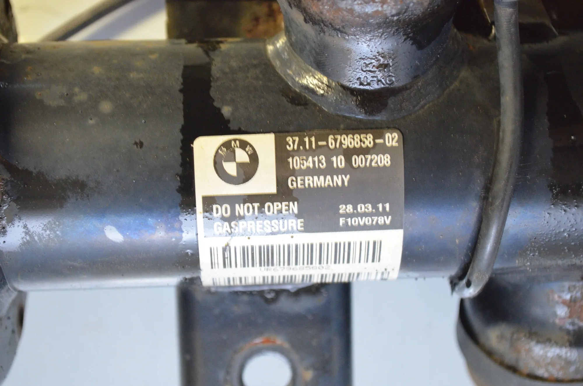 Front Right Shock Absorber – OEM 37116796858 · BMW 5 (F10) 530 d xDrive 2011 – 4
