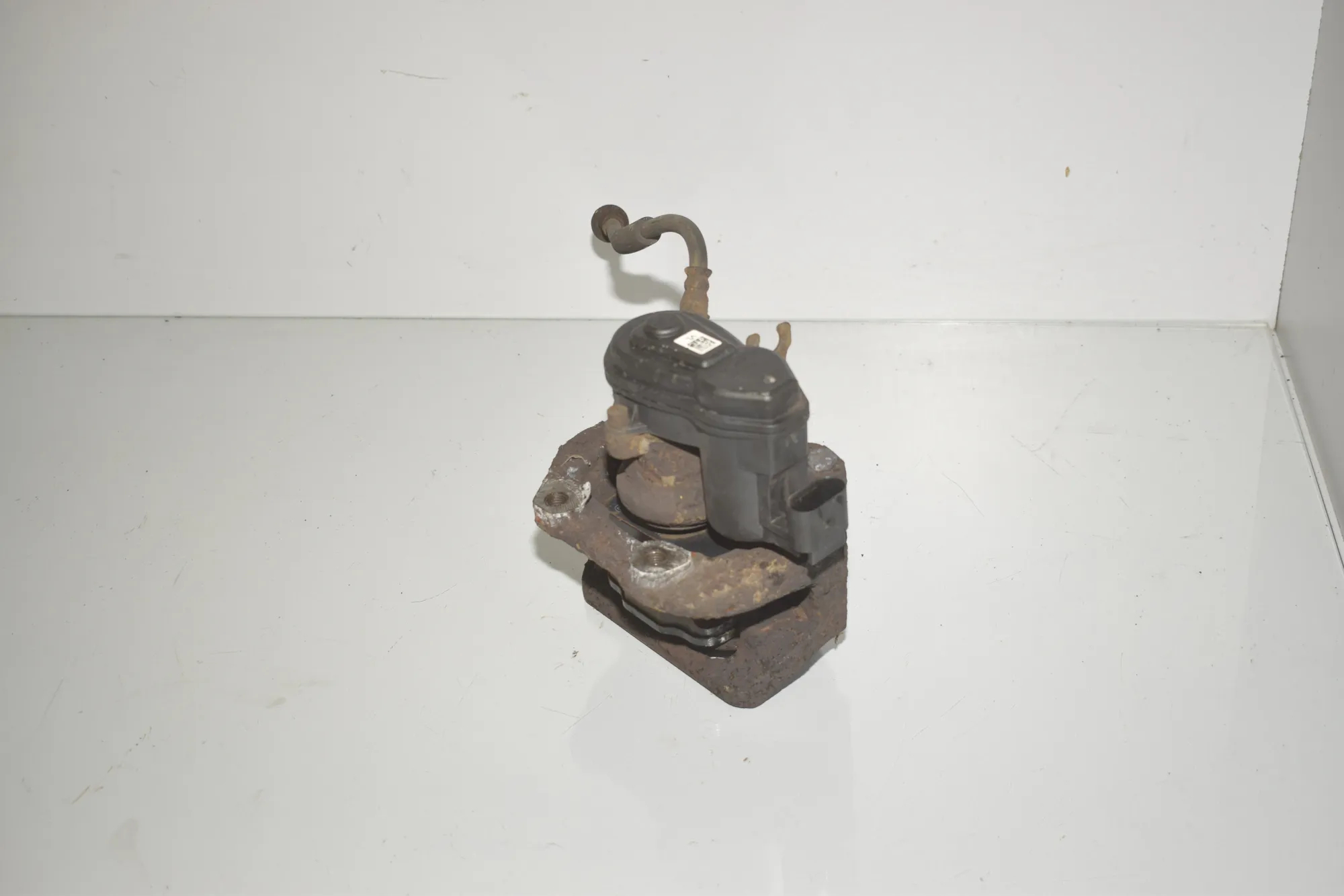 Rear Left Brake Caliper – OEM 6793047 · BMW 5 (F10) 530 d xDrive 2011 – 4