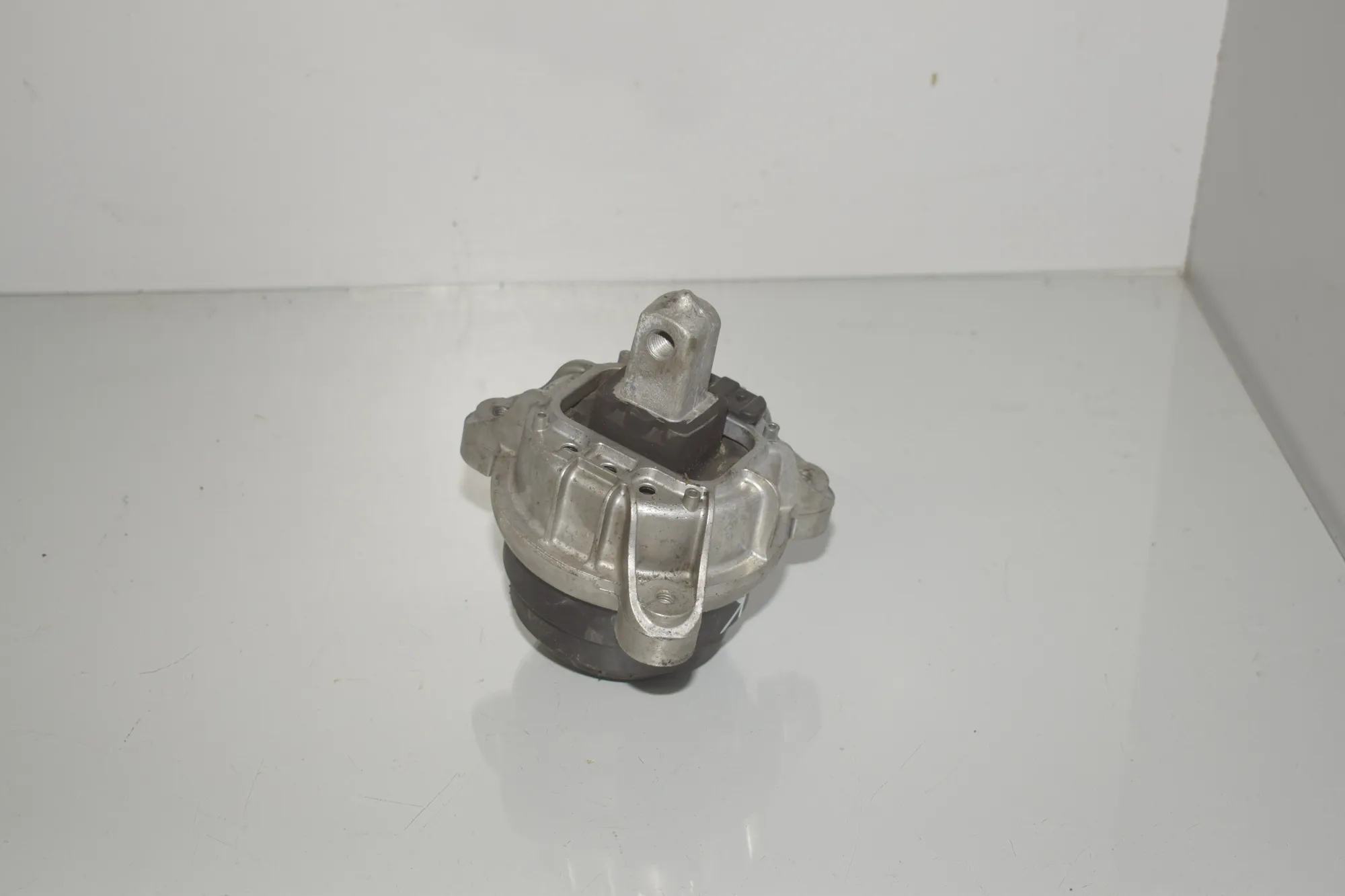 Left Side Engine Mount – OEM 6775917 · BMW 5 Touring (F11) 523 i 2011