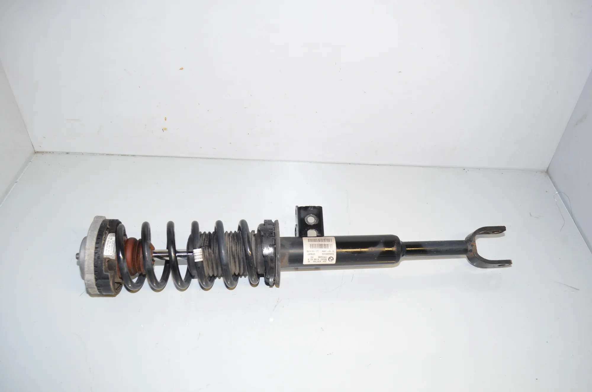 Front Left Shock Absorber – OEM 31316797765 · BMW 5 Touring (F11) 523 i 2011