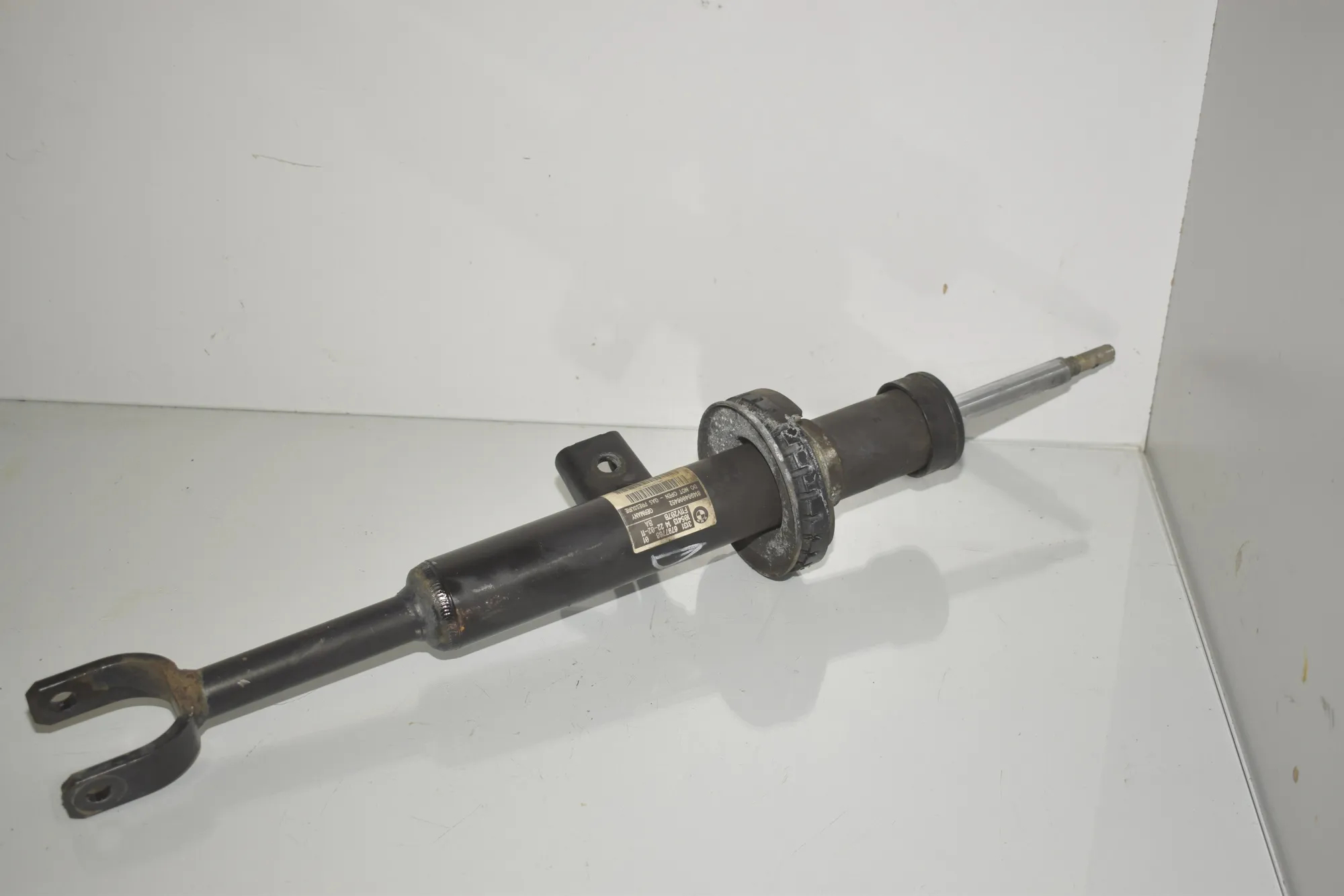 Front Right Shock Absorber – OEM 6797768 · BMW 5 Touring (F11) 530 d 2011 – 3