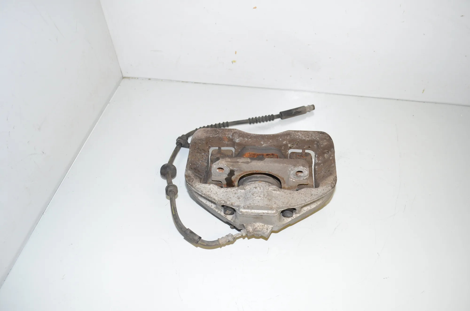 Front Left Brake Caliper – OEM 6792689 · BMW 5 Touring (F11) 530 d 2011 – 3